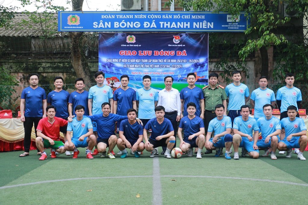 02 đội chụp hình lưu niệm