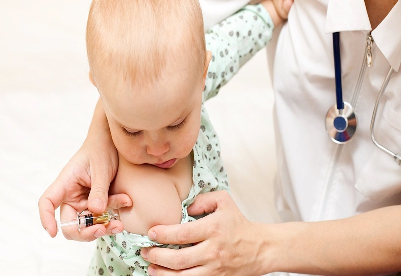 Chích vaccine cho trẻ là cách phòng ngừa bệnh sởi hiệu quả.