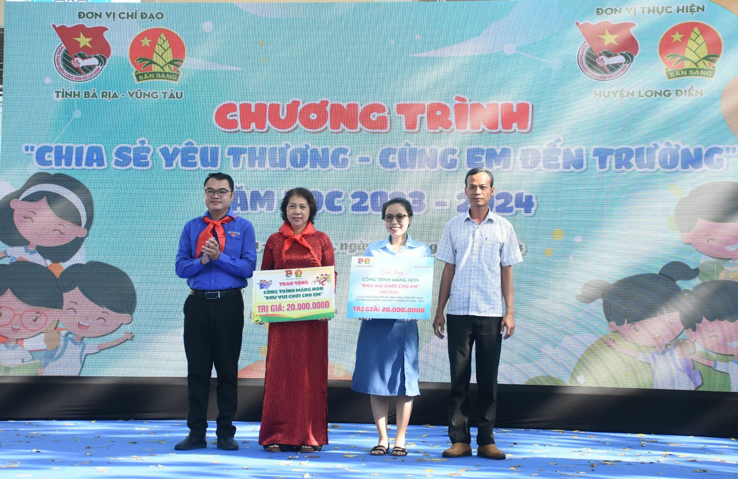 Ban giám hiệu, Liên Đội Trường TH Cao Văn Ngọc nhận bảng tượng trưng trao tặng công trình măng non 