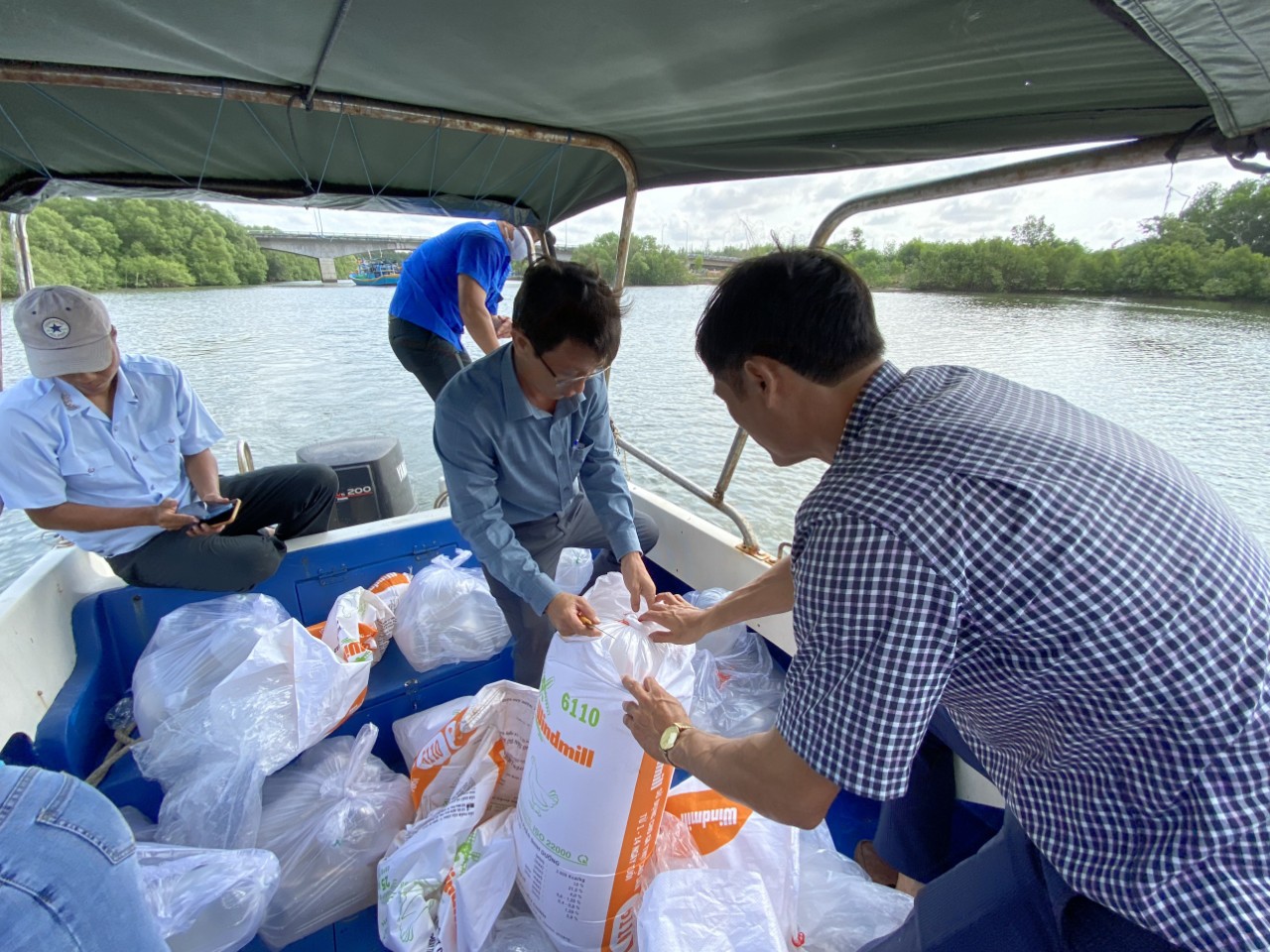 Thả cá tái tạo nguồn lợi thủy sản ở sông Ray (huyện Xuyên Mộc) nhân ngày truyền thống ngành thủy sản 1/4.