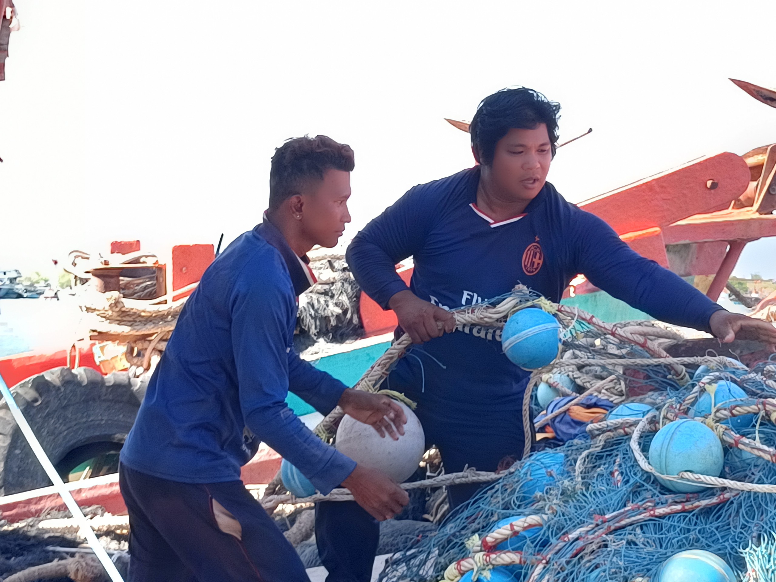 Ngư dân chuẩn bị ngư cụ trước khi ra khơi ở cảng cá Cát Lở  (TP.Vũng Tàu).
