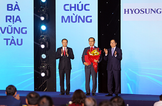 Lãnh đạo tỉnh trao Giấy chứng nhận đầu tư cho Công ty TNHH Hyosung Đồng Nai  với dự án trị giá 730 triệu USD tại KCN Phú Mỹ 2.