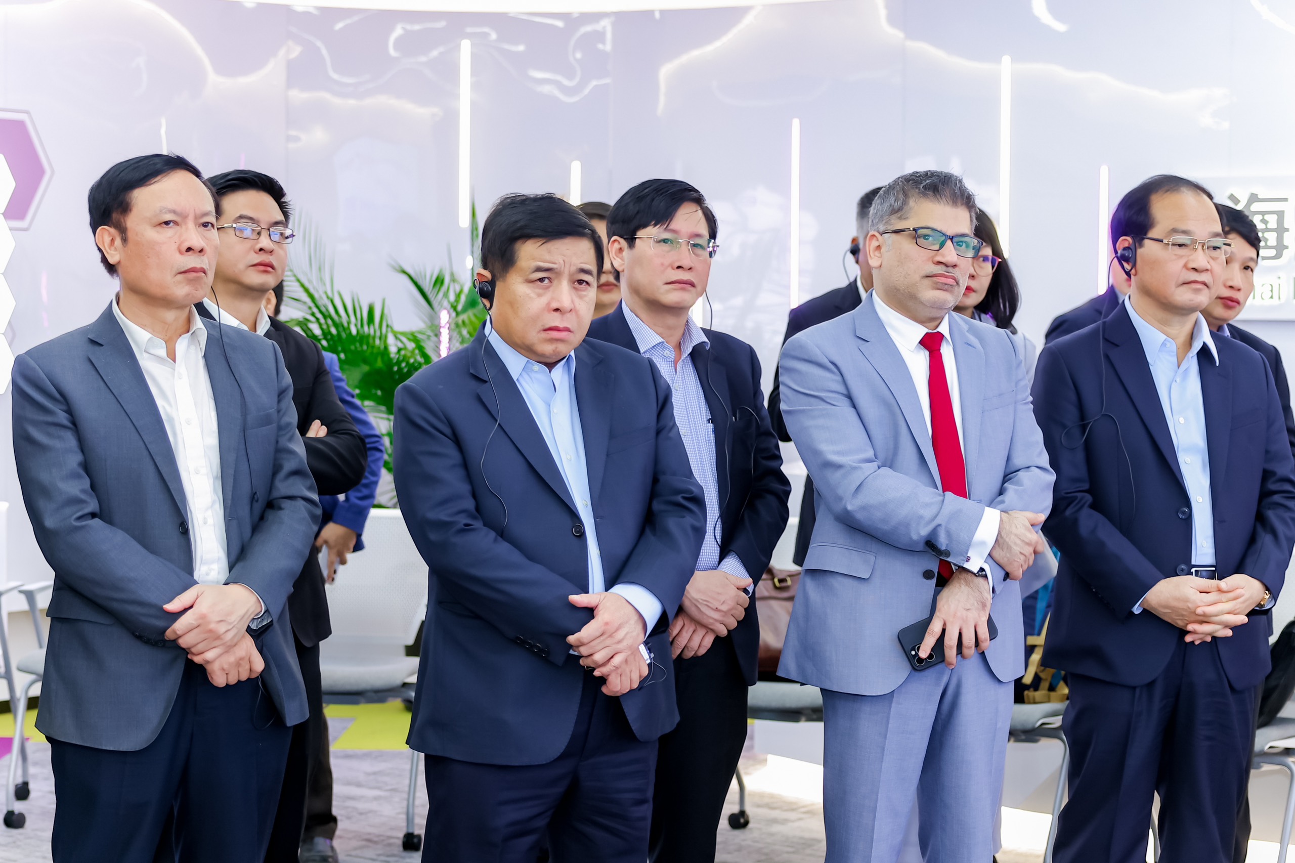 Đoàn công tác nghe giới thiệu thông tin về Trung tâm Nghiên cứu và Phát triển toàn cầu của Astrazeneca Trung Quốc tại Thượng Hải. 