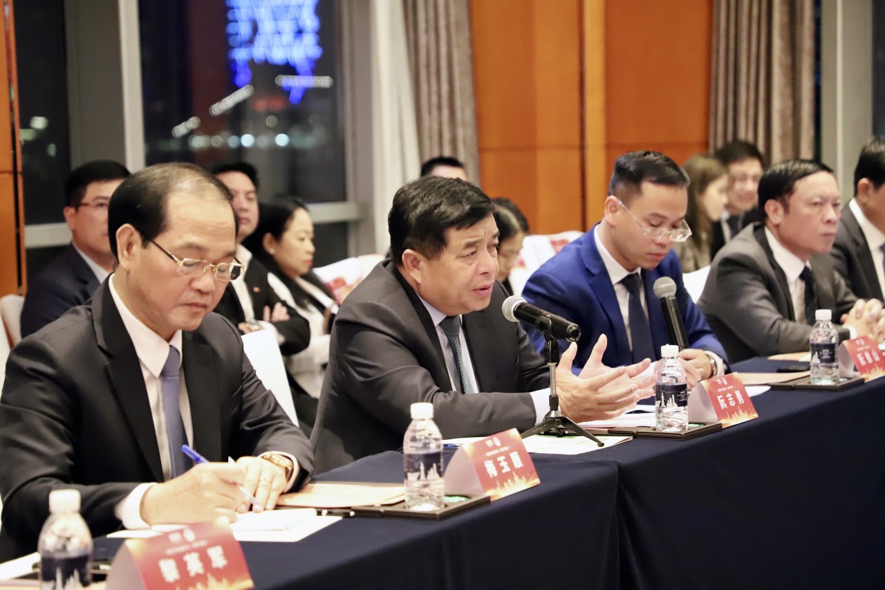 Bộ trưởng Nguyễn Chí Dũng cùng các đại biểu dự tọa đàm về xây dựng trung tâm tài chính tại Việt Nam: Mô hình và Tiềm năng.