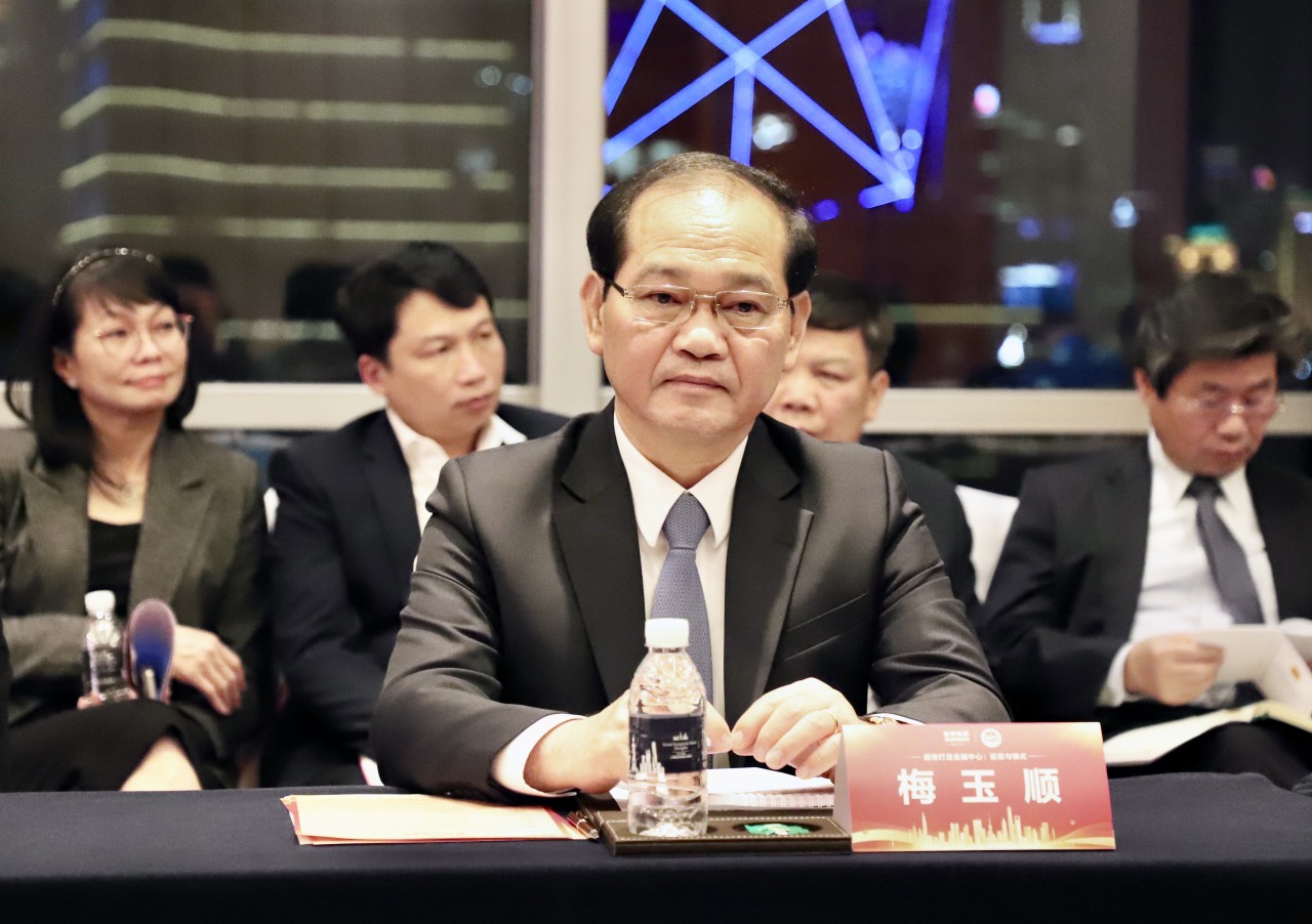Ông Mai Ngọc Thuận, Phó Chủ tịch HĐND tỉnh dự tọa đàm về xây dựng trung tâm tài chính tại Việt Nam: Mô hình và Tiềm năng.