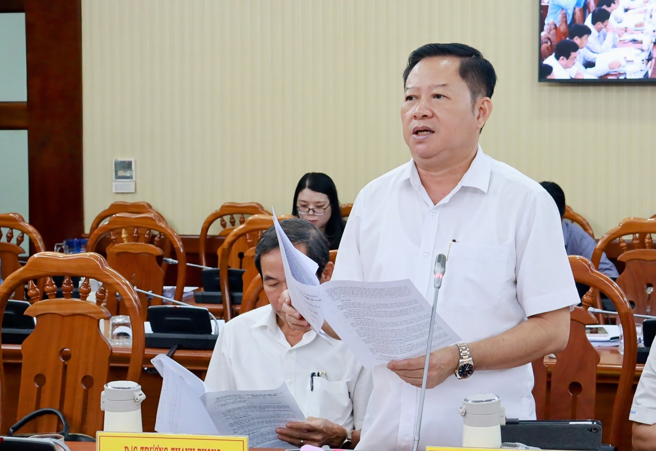 Ông Lê Ngọc Linh, Giám đốc Sở KH-ĐT báo cáo tại cuộc họp.