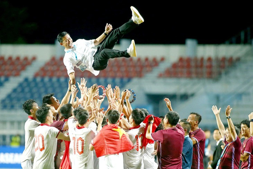 HLV Hoàng Anh Tuấn được các học trò chúc mừng trong chiến tích vô địch U23 Đông Nam Á 2023.