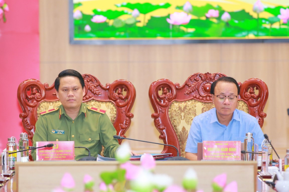 Đồng chí Nguyễn Nam Đình, Ủy viên Ban Thường vụ Tỉnh ủy, Phó Chủ tịch Thường trực HĐND tỉnh và đồng chí Thiếu tướng Bùi Quang Thanh, Ủy viên Ban Thường vụ Tỉnh ủy, Giám đốc Công an tỉnh và đồng chủ trì Hội nghị tại điểm cầu Nghệ An