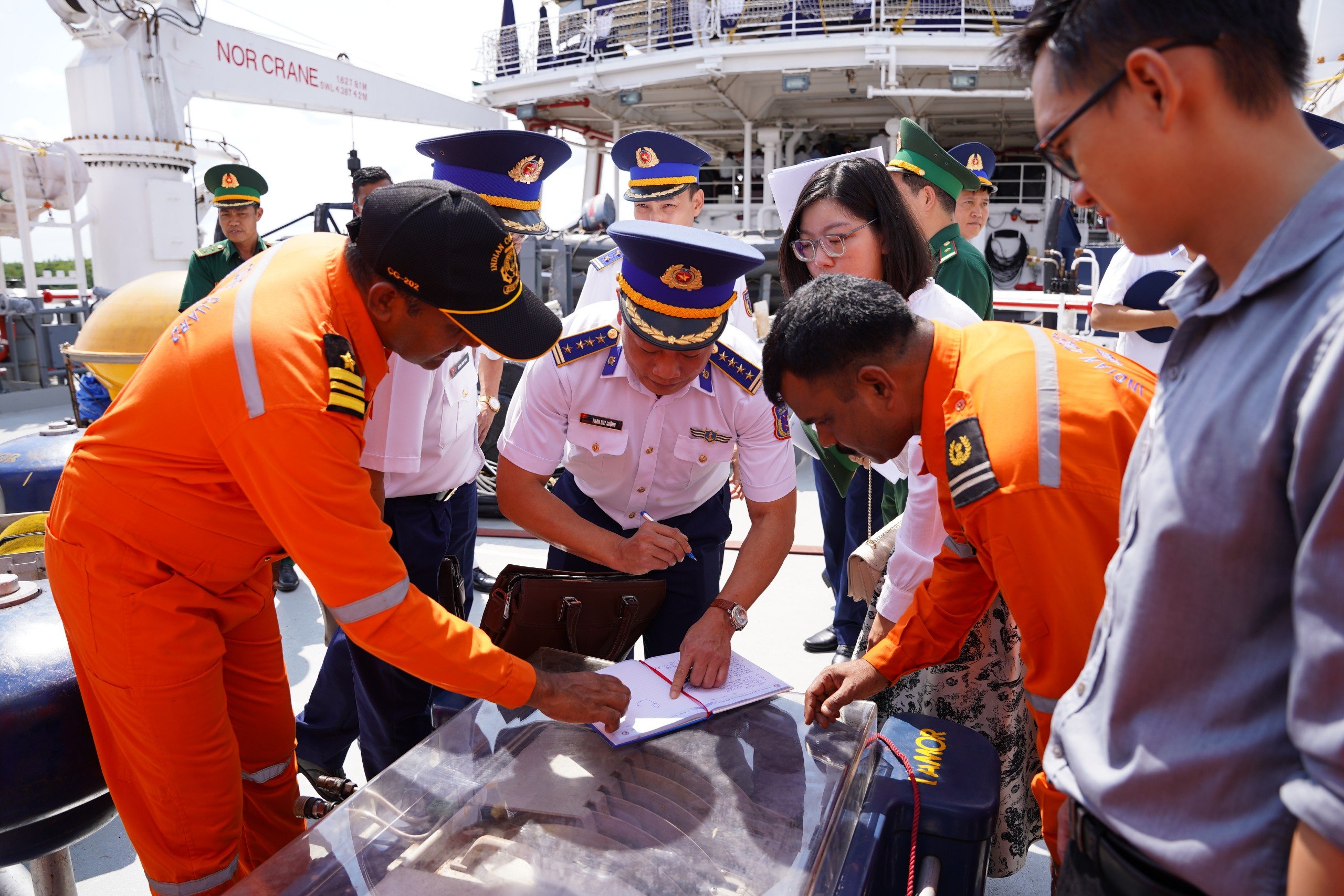 Cán bộ, sĩ quan hai lực lượng trao đổi cách thức ứng phó sự cố tràn dầu, xử lý ô nhiễm môi trường trên biển.