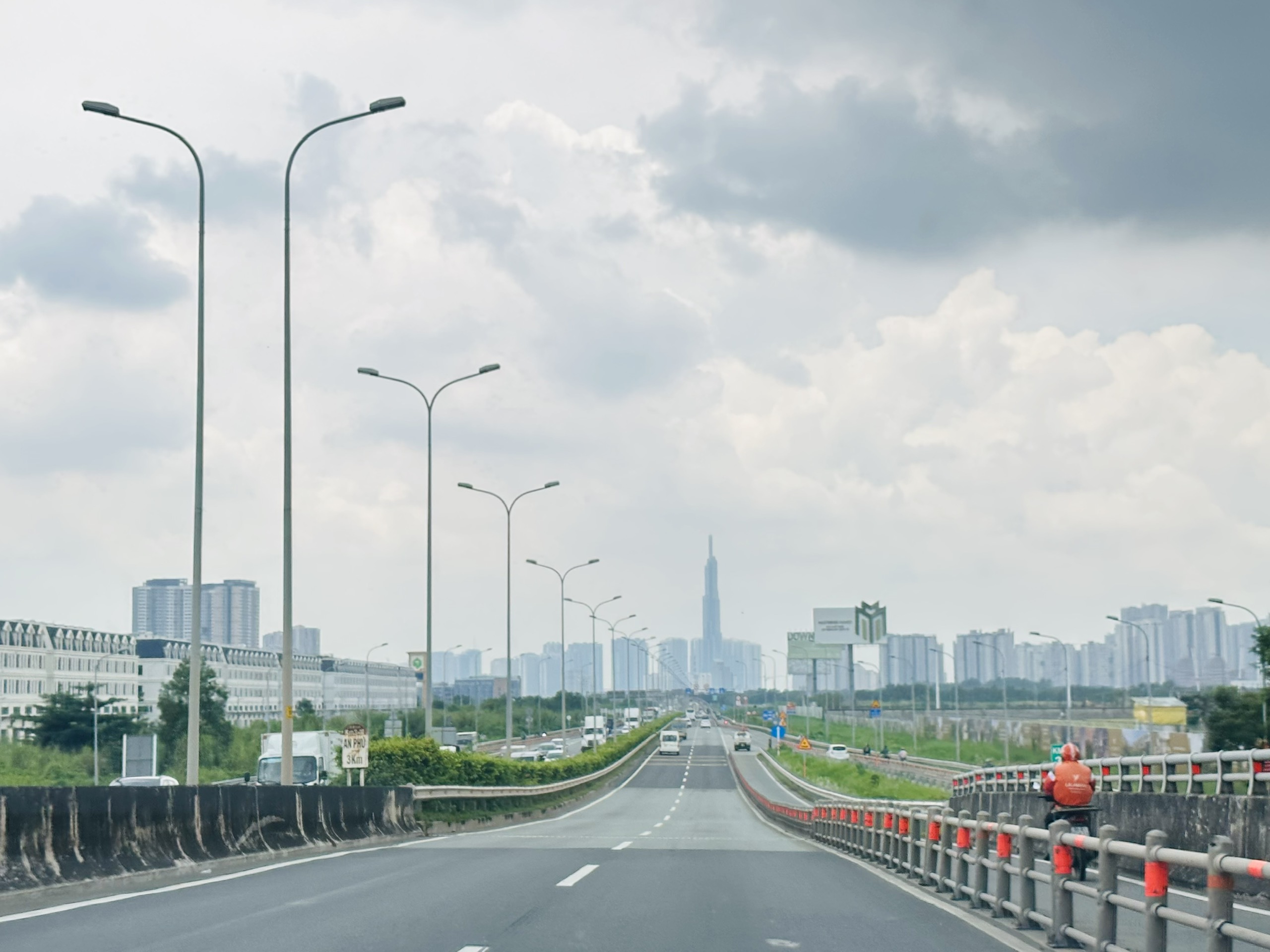 Quy chuẩn mới quy định đường cao tốc phải có dải phân cách giữa.. Trong ảnh: Đường cao tốc TP.Hồ Chí Minh-Long Thành-Dầu Giây 