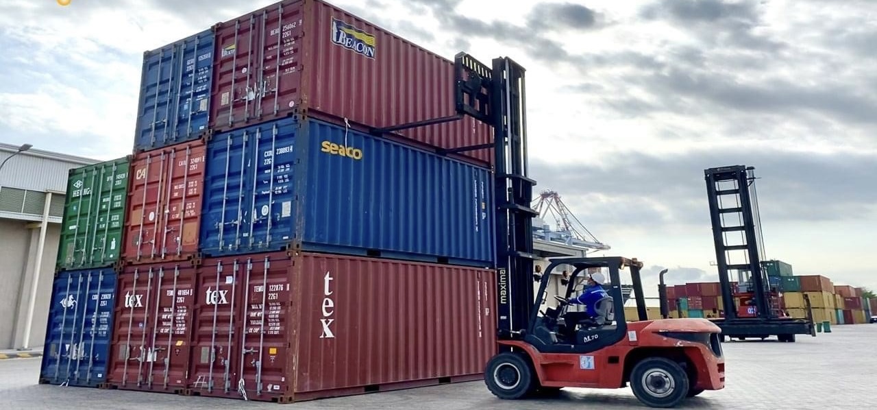Xếp dỡ, vận chuyển hàng hoá tại Công ty CP Vinalogicstic, đơn vị khai thác cảng Hưng Thái.
