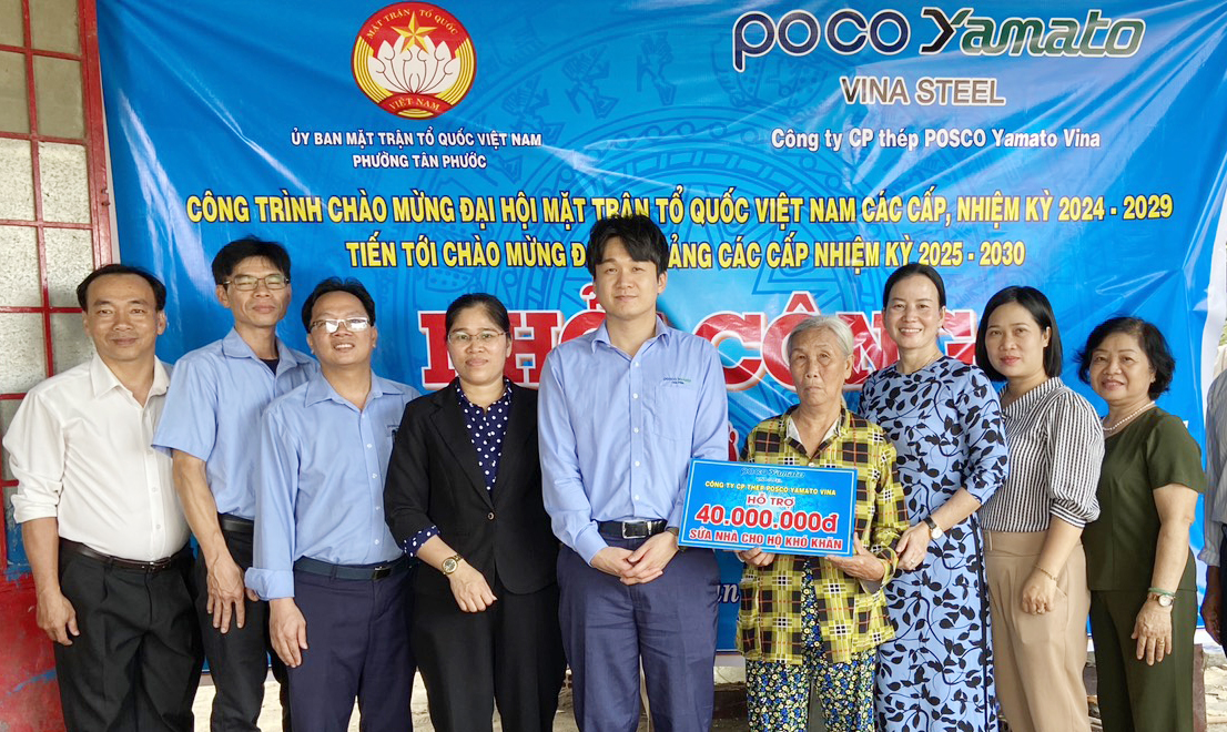 Đại diện lãnh đạo phường Tân Phước và nhà tài trợ trao bảng tượng trưng số tiền 40 triệu đồng tới bà Nguyễn Thị Hoa.