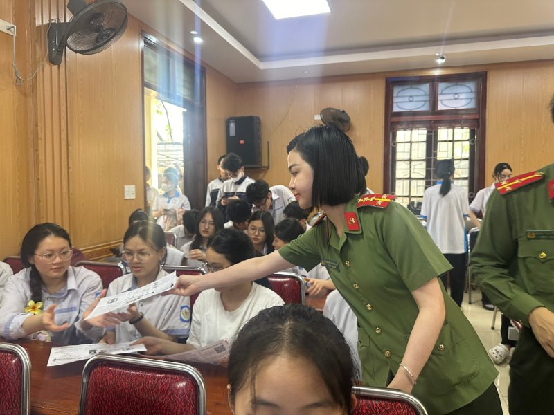 Phát tờ rơi cho học sinh hướng dẫn thực hiện dịch vụ công trực tuyến
