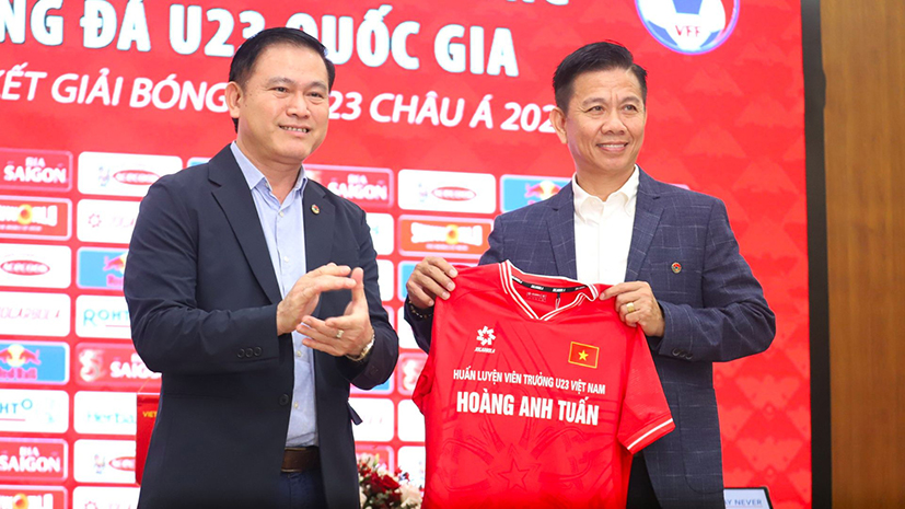 Phó Chủ tịch VFF Trần Anh Tú (trái) và HLV đội tuyển U23 Việt Nam Hoàng Anh Tuấn.