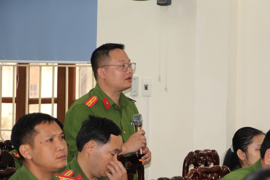 Lãnh đạo Công an huyện giải đáp một số vấn đề liên quan công tác CCHC