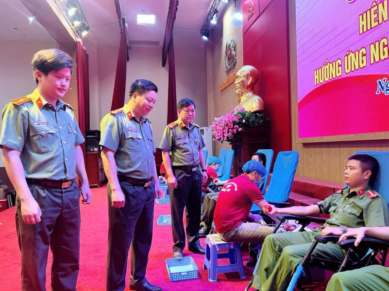 Trong số 162 cán bộ, chiến sĩ tham gia có các đồng chí lãnh đạo, chỉ huy, nhiều đồng chí đã nhiều lần hiến máu.