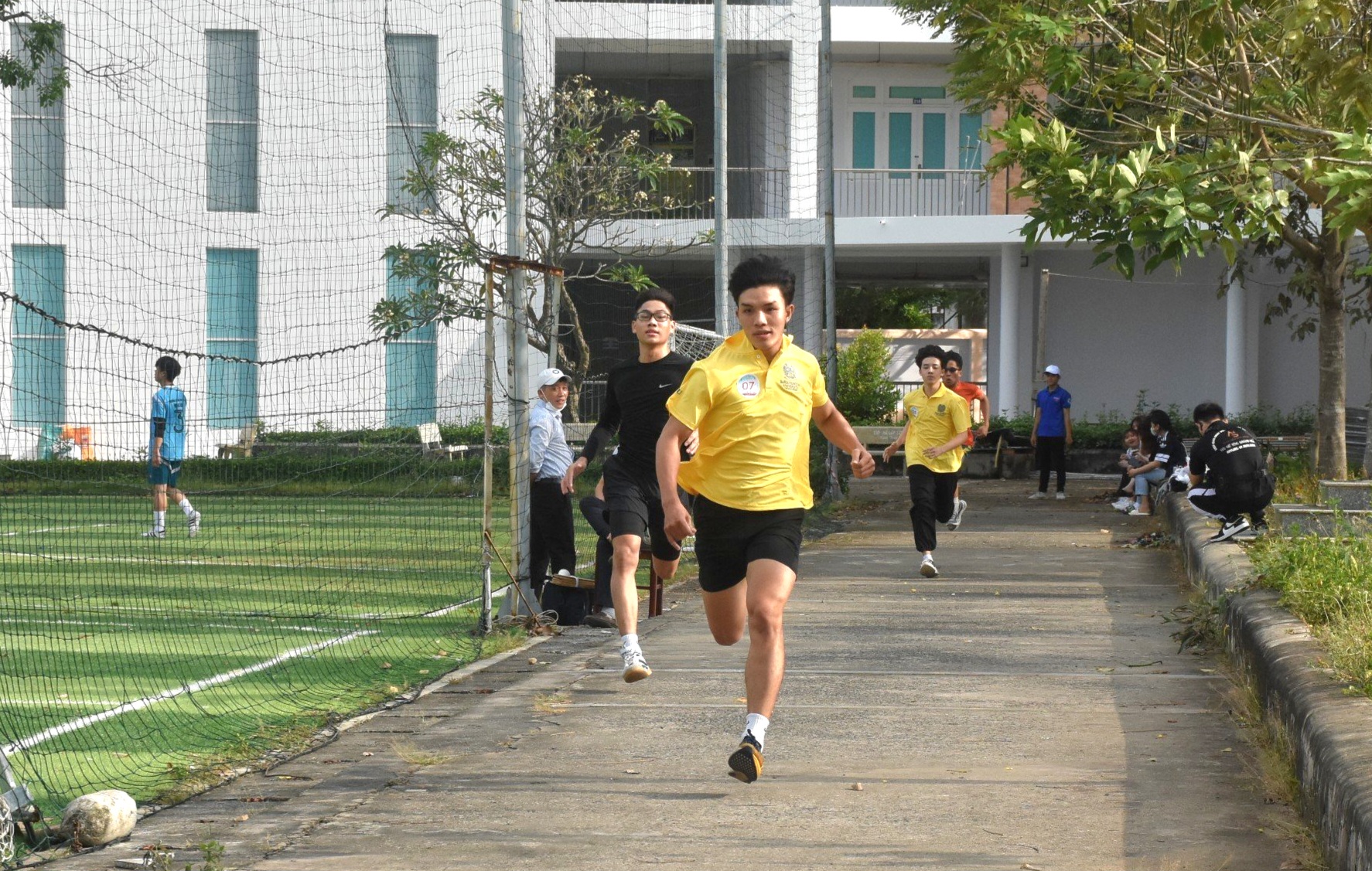Sinh viên thi chạy 100m tại hội thao sức trẻ sinh viên  do Hội SV Việt Nam tỉnh tổ chức.