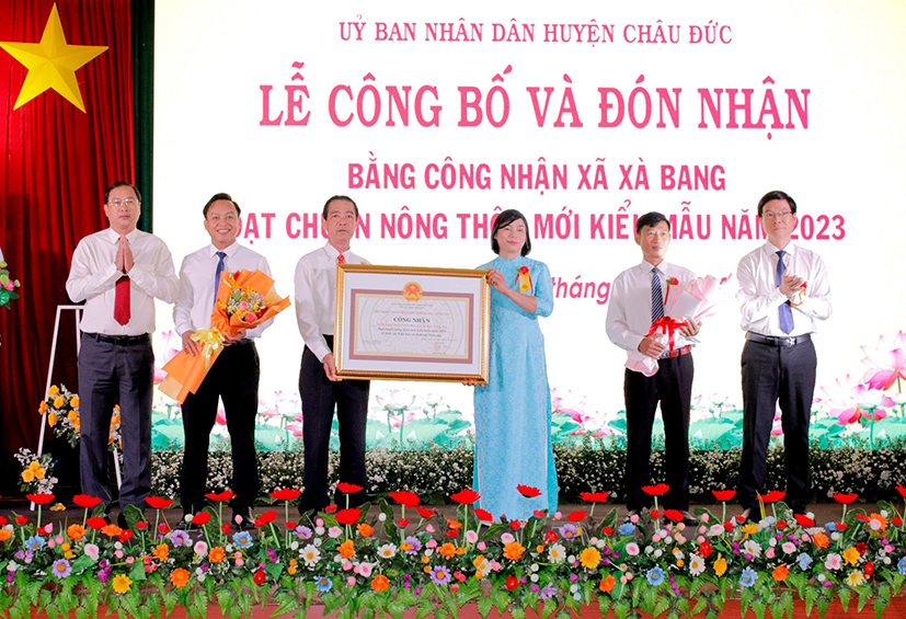 Đại diện tỉnh và huyện trao Bằng công nhận xã Xà Bang đạt chuẩn xã NTM kiểu mẫu năm 2023.