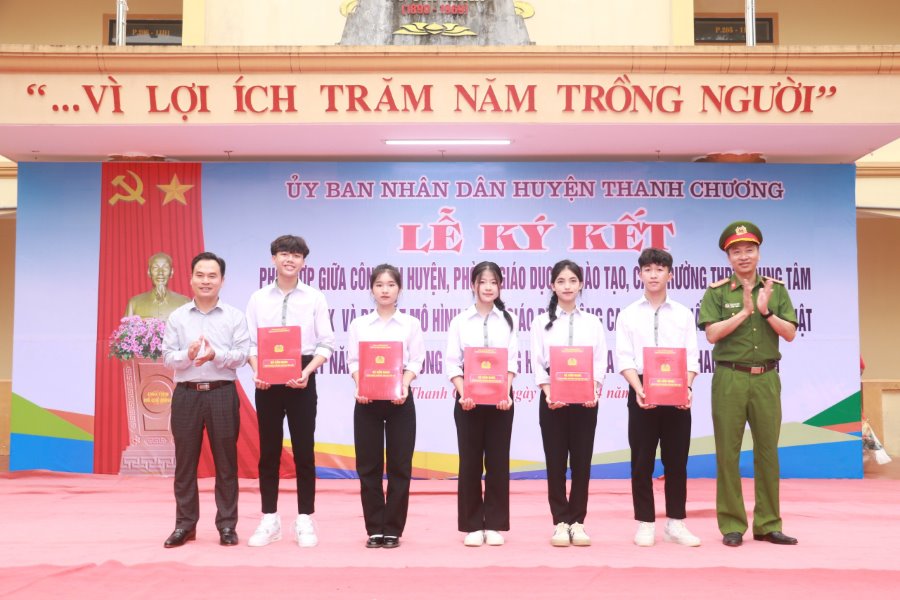 Trao tặng bộ cẩm nang tuyên truyền pháp luật và bình chữa cháy cho giáo viên và học sinh Trường THPT Thanh Chương 3