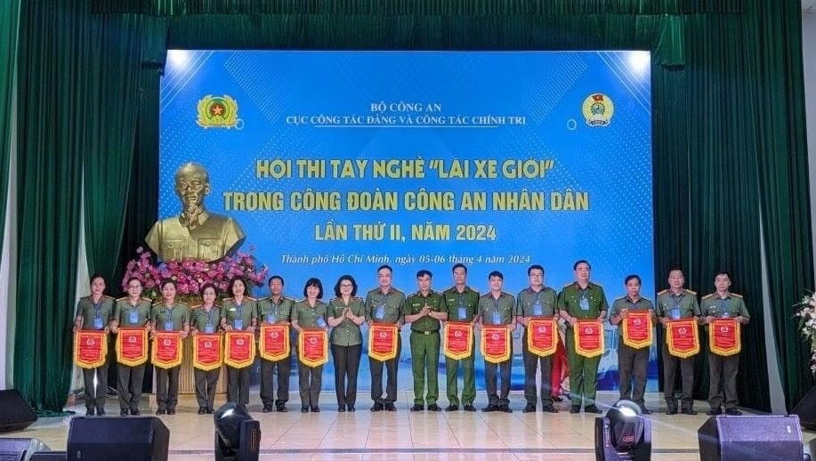  	Ban tổ chức Hội thi trao cờ lưu niệm cho các Đoàn tham gia