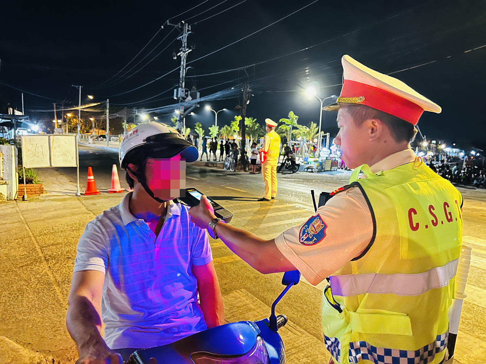 Lực lượng CSGT kiểm tra nồng độ cồn 1 người điều khiển phương tiện lưu thông trên đường 28/4, xã Long Sơn