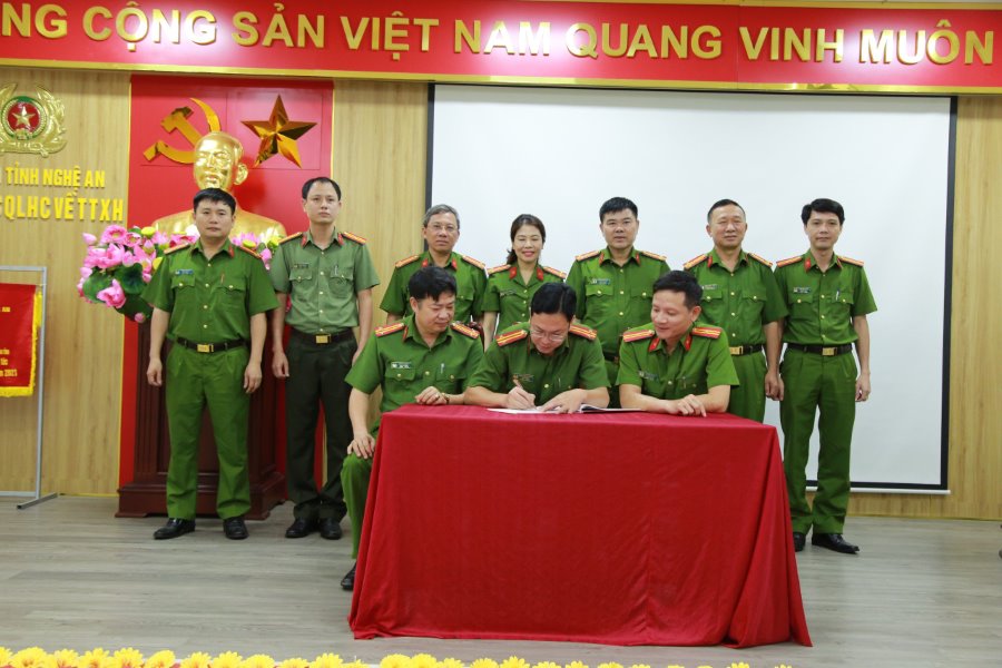 Ký cam kết thực hiện nhiệm vụ cải cách hành chính năm 2024 