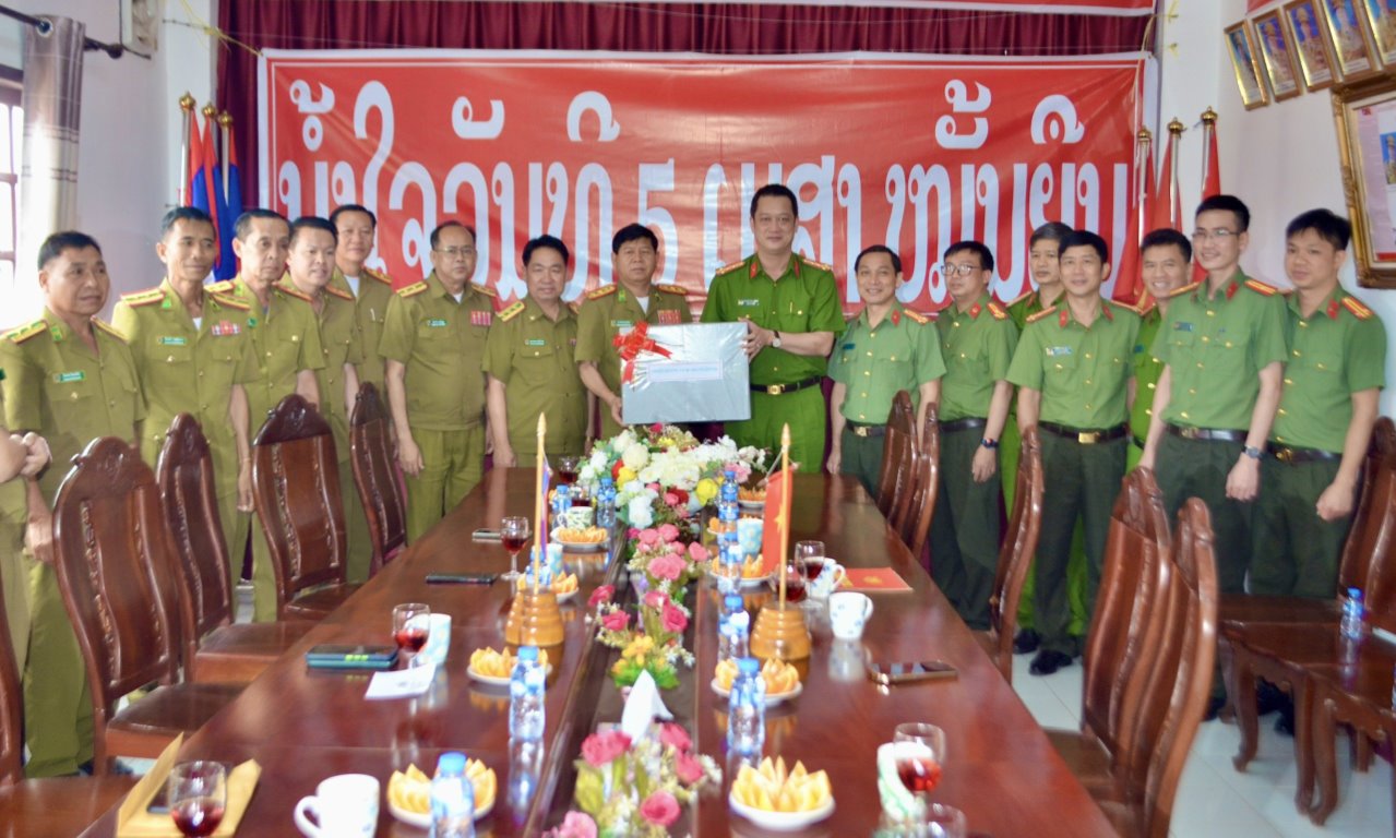 Tại buổi gặp mặt thân mật, Lãnh đạo Công an hai tỉnh đã cùng thống nhất tiếp tục đoàn kết, hợp tác, phát huy mối quan hệ truyền thống tốt đẹp, phối hợp hiệu quả hơn nữa trong công tác bảo đảm an ninh, trật tự và bảo vệ an ninh biên giới, góp phần giữ vững ổn định chính trị, tạo điều kiện thuận lợi cho phát triển kinh tế, xã hội của hai tỉnh. 