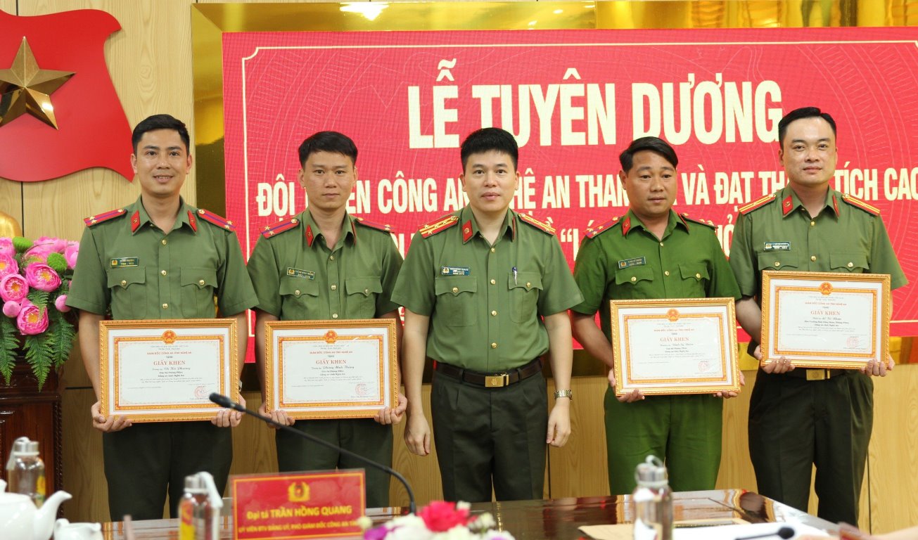 Trao tặng Giấy khen của Giám đốc Công an tỉnh đối với các tập thể, cá nhân đạt giải cao tại Hội thi