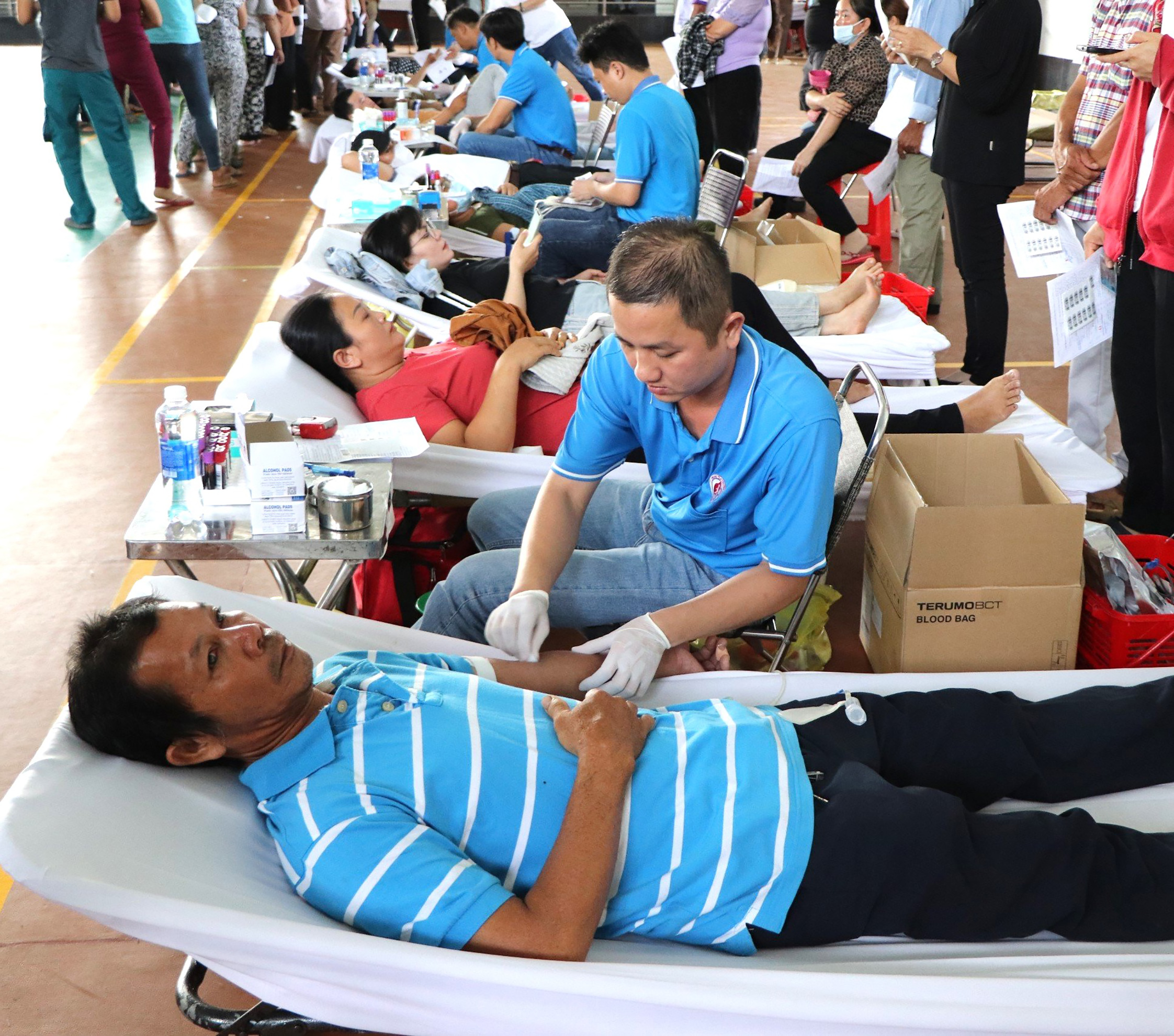 Người dân huyện Đất Đỏ tham gia hiến máu tình nguyện.