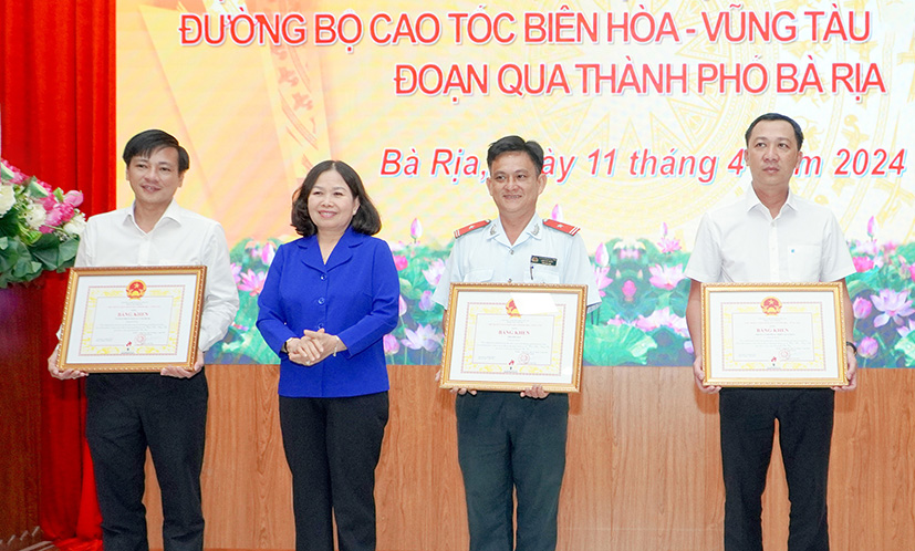 Phó Bí thư Thường trực Tỉnh ủy Nguyễn Thị Yến trao Bằng khen của UBND tỉnh cho các tập thể có thành tích xuất sắc trong bồi thường, giải phóng mặt bằng cho dự án.