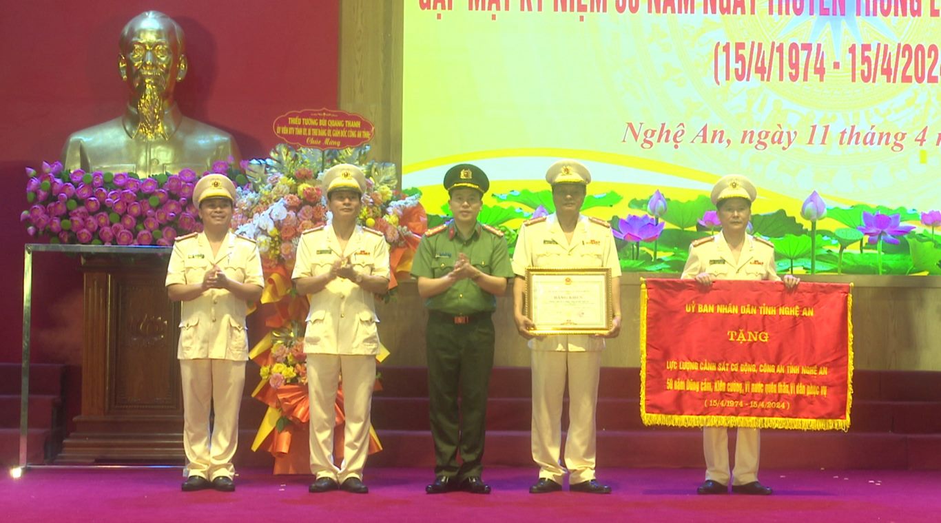 Thừa ủy quyền, đồng chí Đại tá Trần Hồng Quang - Phó Giám đốc Công an tỉnh trao trướng của UBND tỉnh tặng Phòng CSCĐ nhân kỷ niệm 50 năm Ngày truyền thống lực lượng CSCĐ