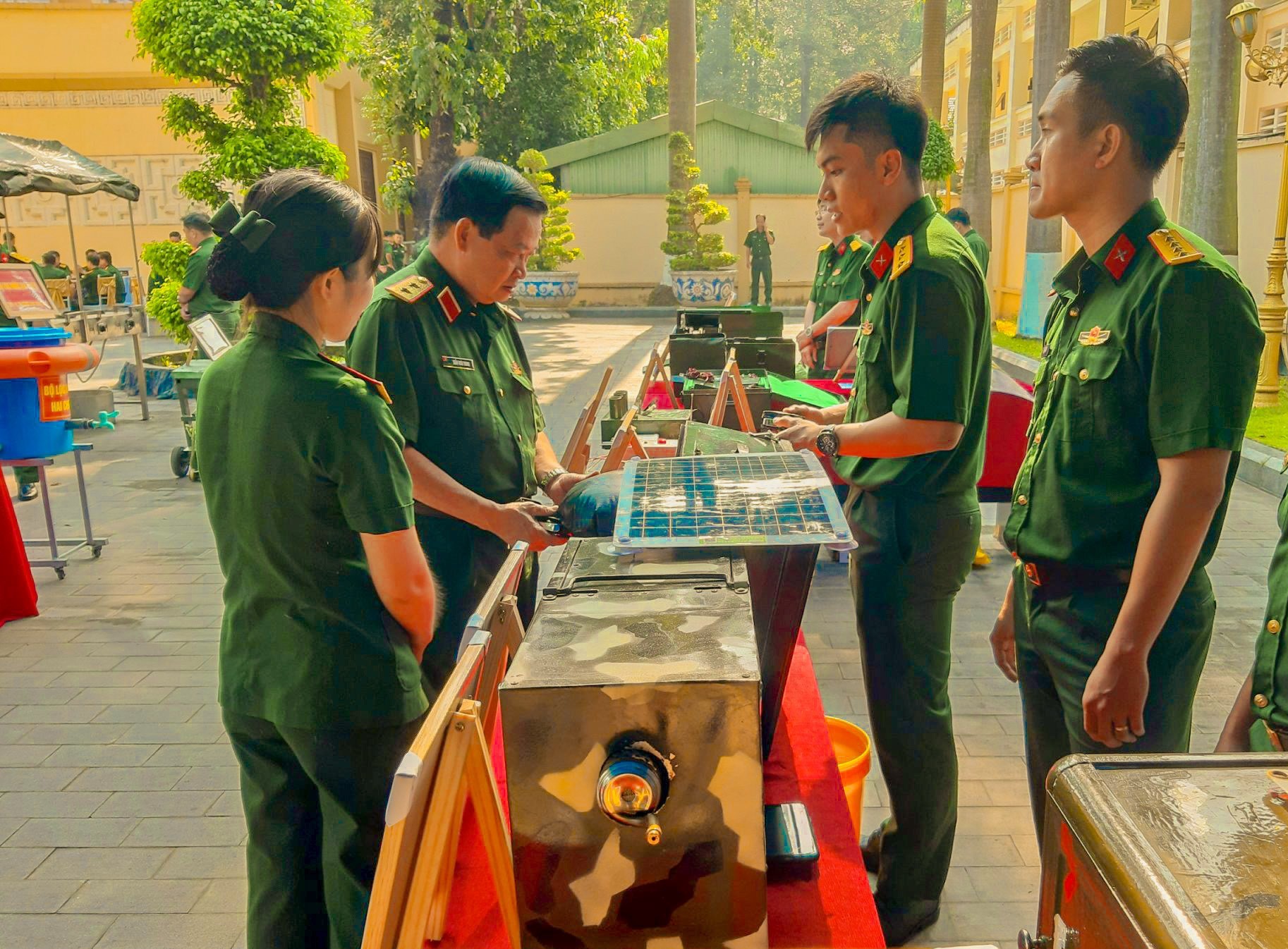 Thượng úy Trần Quang Huy, Phó Đại đội trưởng, Đại đội Pháo binh 36 giới thiệu thiết bị phao tay thông minh với Trung tướng Trần Hoài Trung, Chính ủy Quân khu 7 tại Hội nghị quân chính quân khu 7 năm 2023.