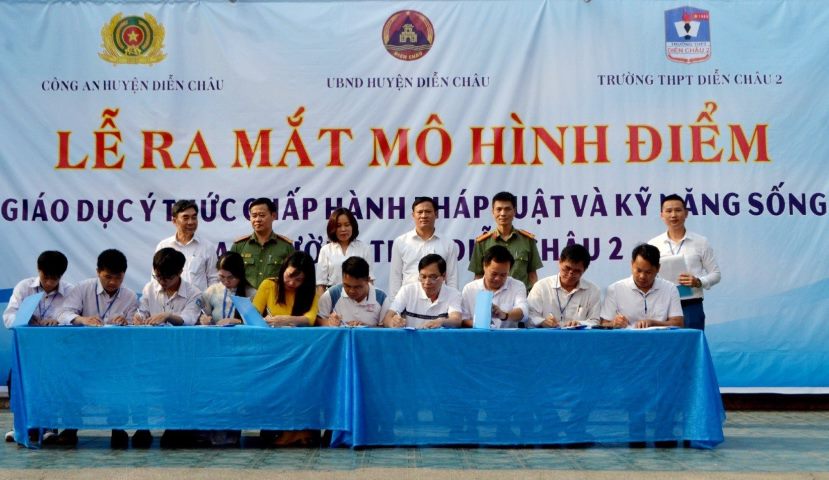 Giáo viên và học sinh ký cam kết thực hiện mô hình