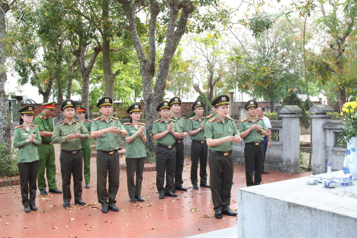 Dâng hương tại phần mộ đồng chí Hồ Tùng Mậu (xã Quỳnh Đôi, huyện Quỳnh Lưu)