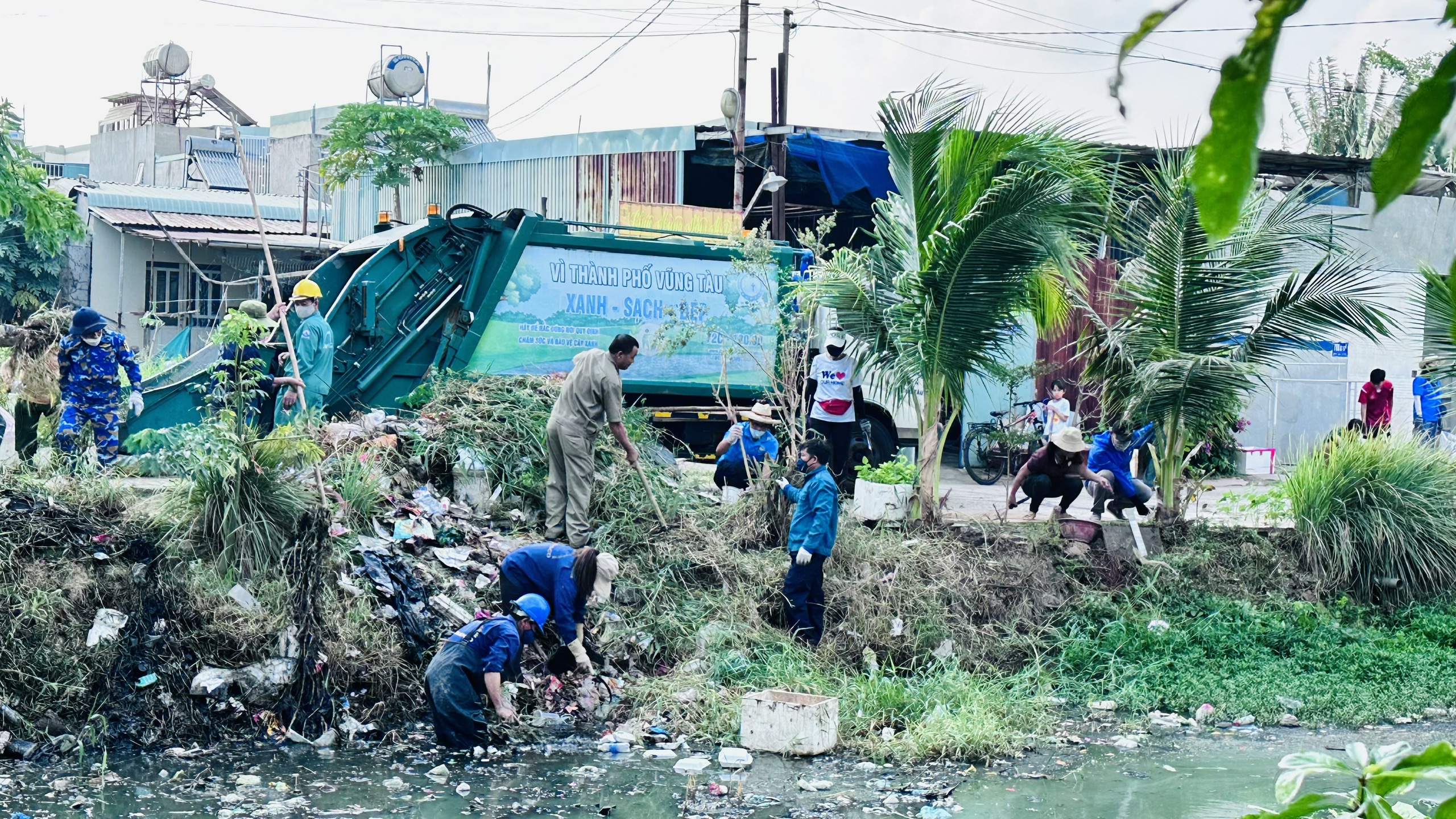 Hàng chục tấn cỏ, rác dưới lòng kênh được thu gom