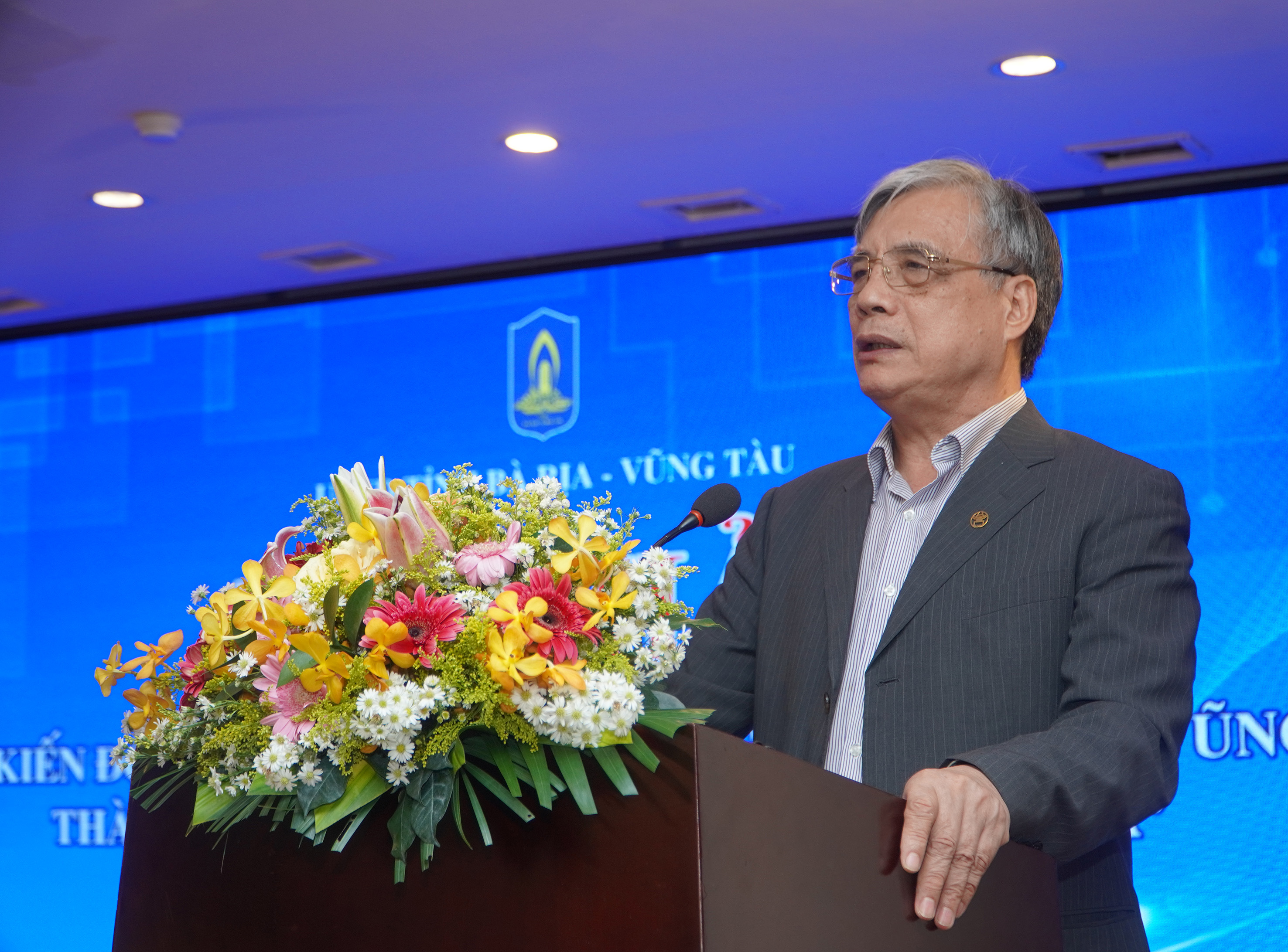 PGS.TS Nguyễn Đình Thiên, nguyên Viện trưởng Viện Kinh tế Việt Nam tham luận về nhận diện tiềm năng, lợi thế của Bà Rịa-Vũng Tàu để trở thành trung tâm kinh tế biển.