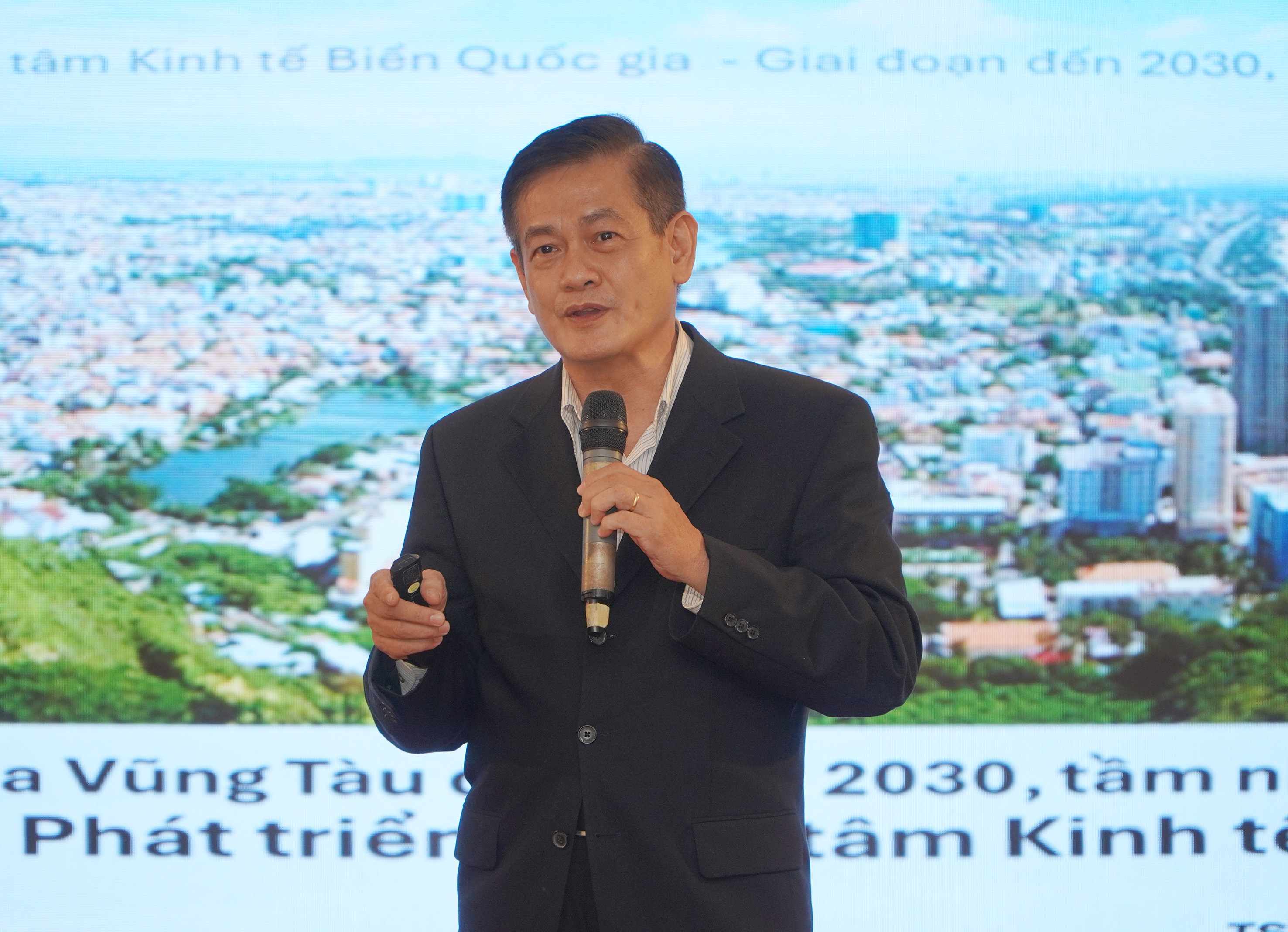 TS. KTS Ngô Viết Nam Sơn tham luận về vai trò liên kết vùng trong phát triển Bà Rịa-Vũng Tàu.