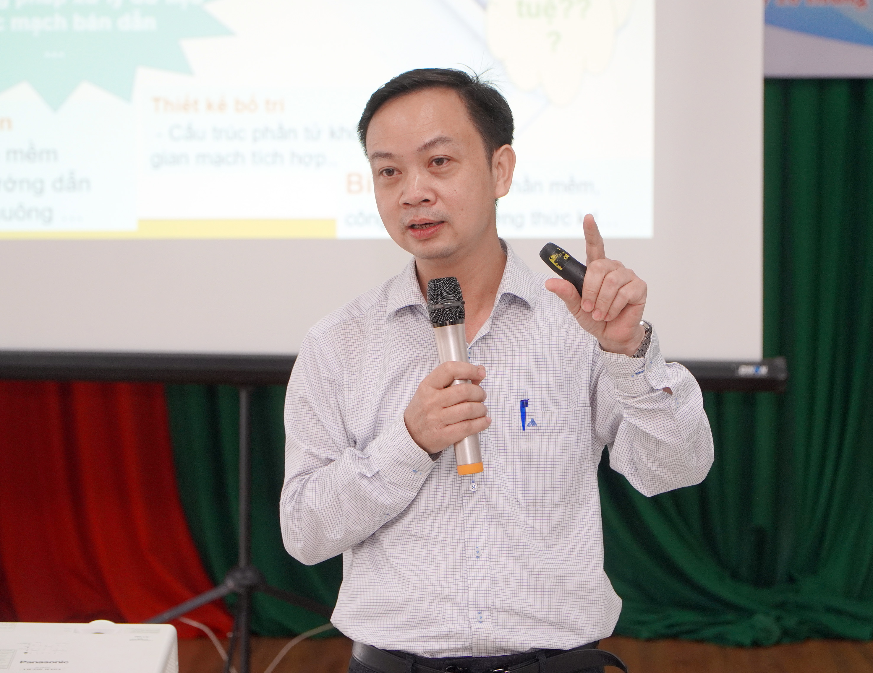 Ông Trần Giang Khuê, Trưởng văn phòng phía Nam Cục Sở hữu trí tuệ trình bày các nội dung về sở hữu trí tuệ.