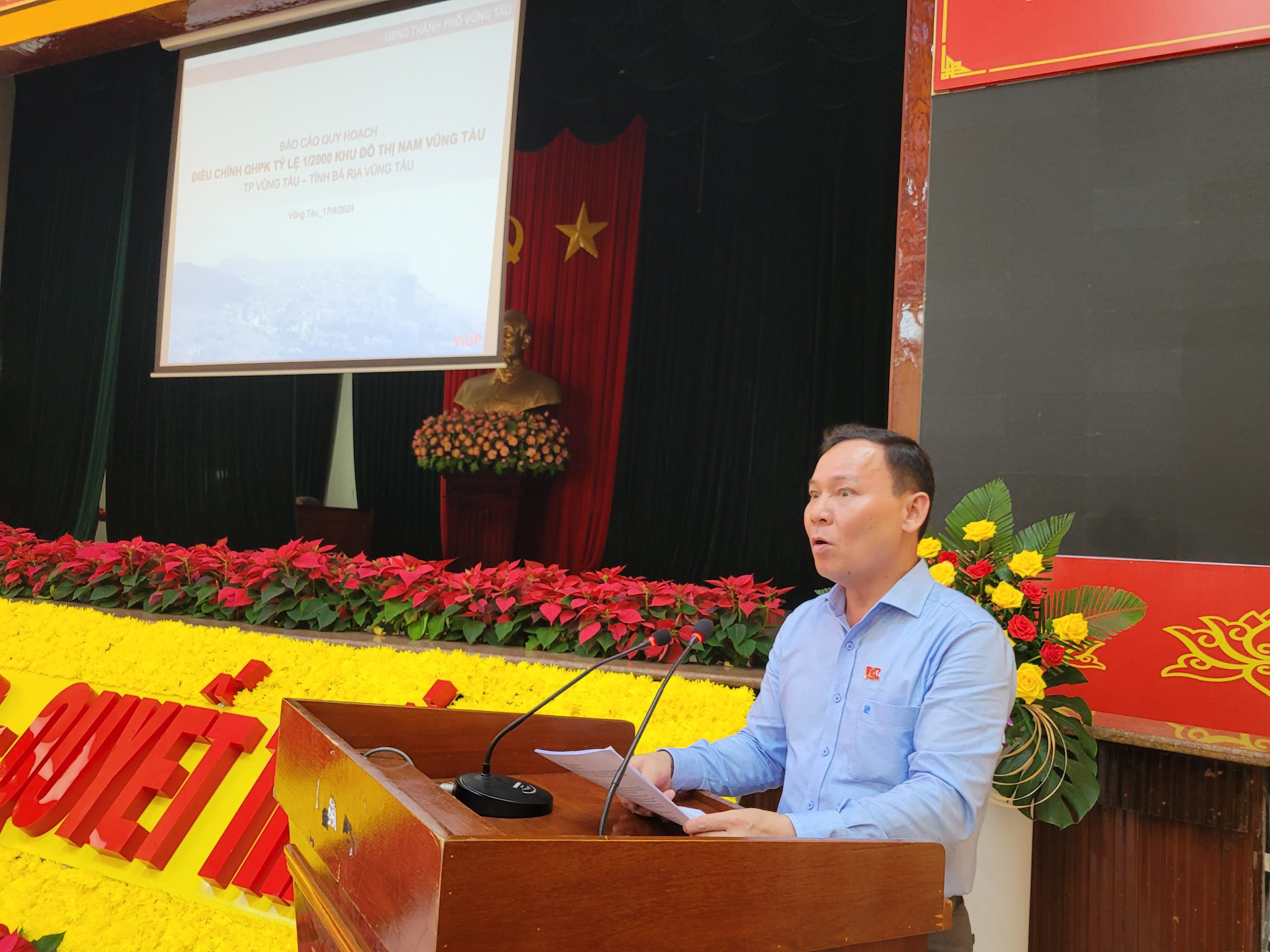 Ông Nguyễn Trọng Thụy, Phó Chủ tịch UBND TP. Vũng Tàu công bố quyết định của UBND tỉnh phê duyệt đồ án điều chỉnh quy hoạch nam Vũng Tàu