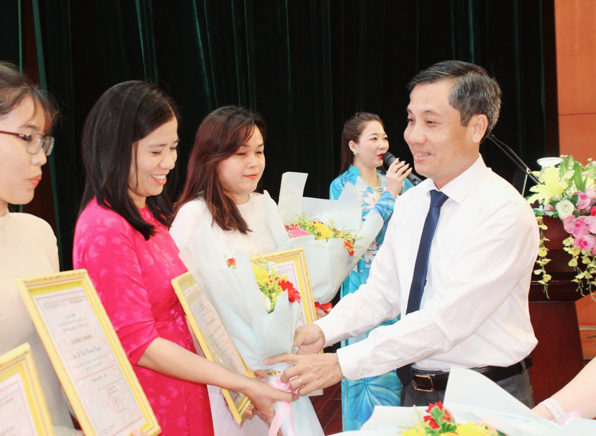 Ông Nguyễn Kế Toại, Phó Giám đốc Sở GD-ĐT trao Giấy chứng nhận cho GV đạt danh hiệu GV chủ nhiệm lớp giỏi cấp tỉnh.