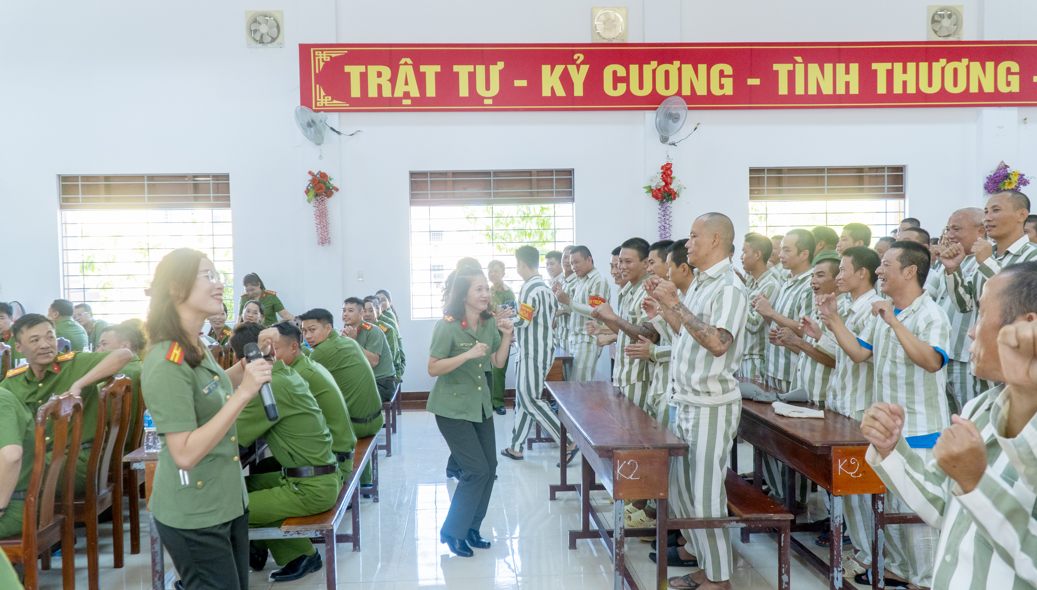 Cán bộ, chiến sĩ Công an tỉnh tổ chức chương trình giao lưu âm nhạc vui tươi, sôi động cho các phạm nhân đang chấp hành án tại trại giam Xuyên Mộc.