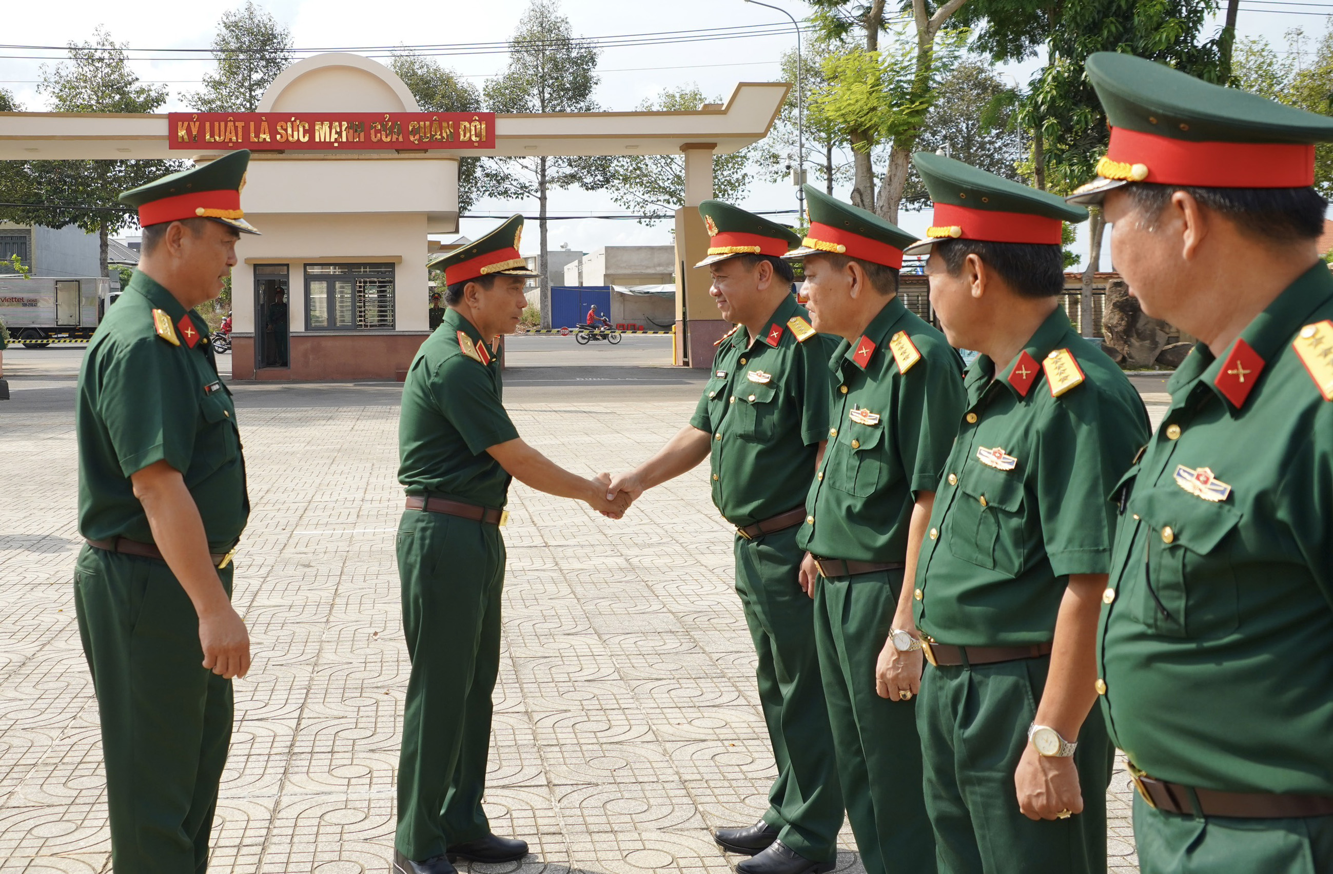 Trung tướng Nguyễn Doãn Anh, Phó Tổng Tham mưu trưởng Quân đội Nhân dân Việt Nam làm việc với Bộ CHQS tỉnh.
