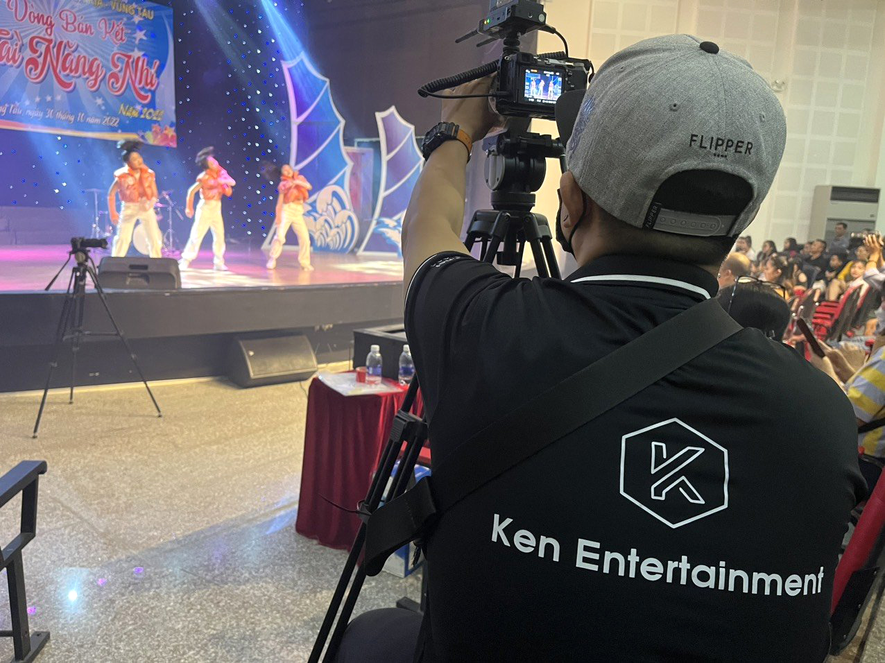 Nhân viên Công ty TNHH Ken Entertainment (209, Bacu, TP.Vũng Tàu) livestream cuộc thi “Tài năng nhí”, do Nhà Thiếu nhi tỉnh tổ chức.