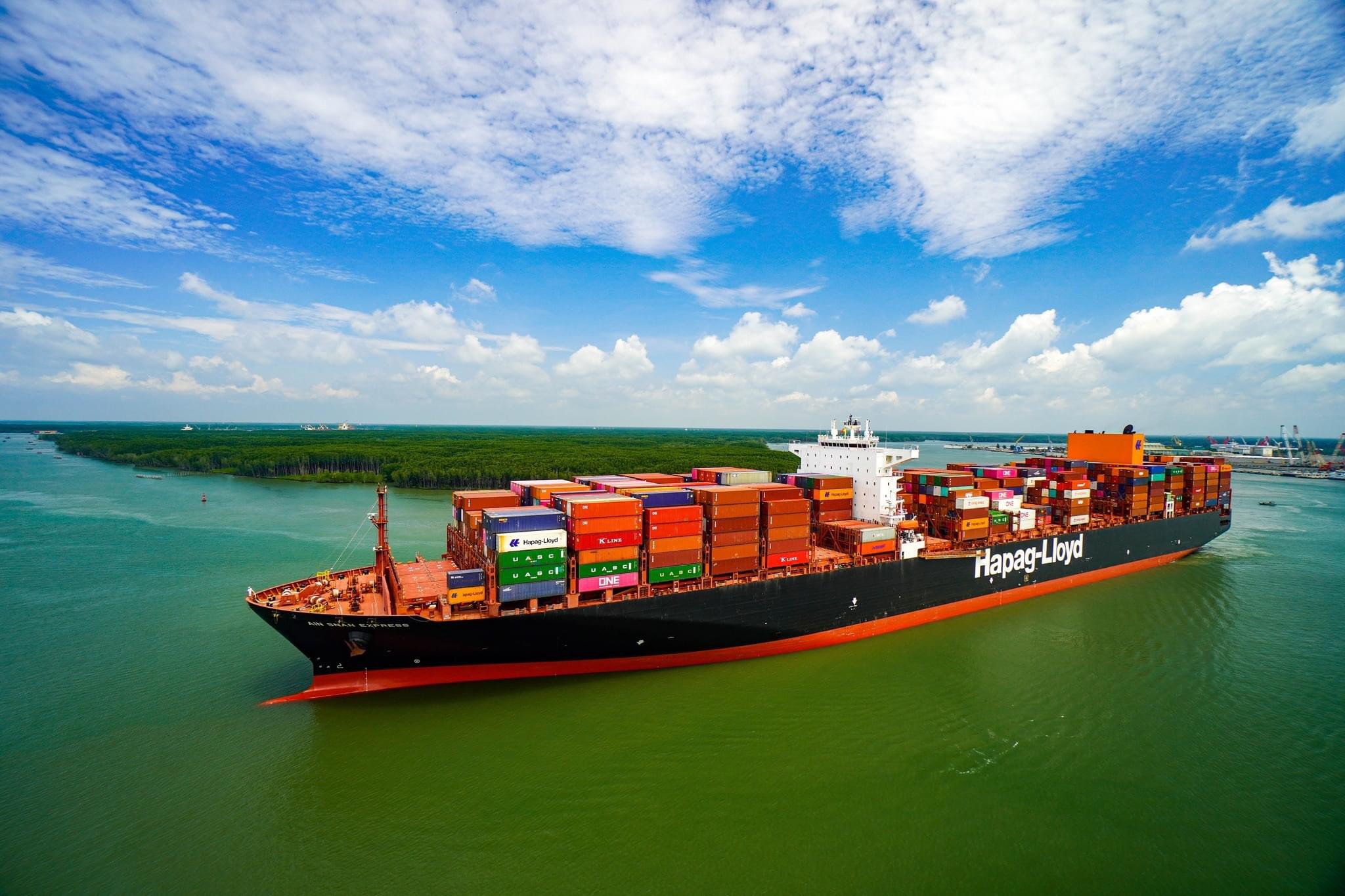 Tàu trọng tải lớn làm hàng tại cảng TCIT, cảng container nước sâu có sản lượng thông qua lớn nhất Việt Nam.