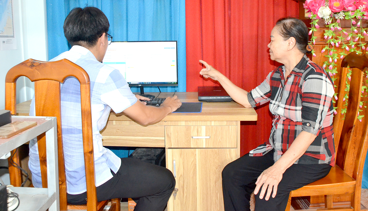Anh Trần Viết Hòa, Bí thư Chi đoàn KP.5 (phường Long Tâm, TP.Bà Rịa) hướng dẫn người dân  cách nộp hồ sơ trực tuyến tại trụ sở khu phố.