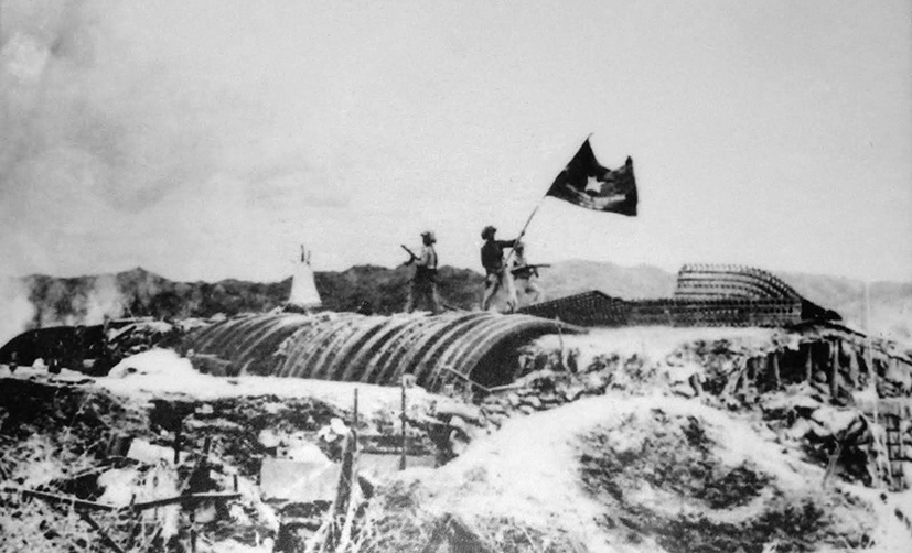 Chiều 7/5/1954, lá cờ “Quyết chiến - Quyết thắng” của Quân đội nhân dân Việt Nam tung bay trên nóc hầm tướng De Castries. Chiến dịch lịch sử Điện Biên Phủ đã toàn thắng. Ảnh: TTXVN