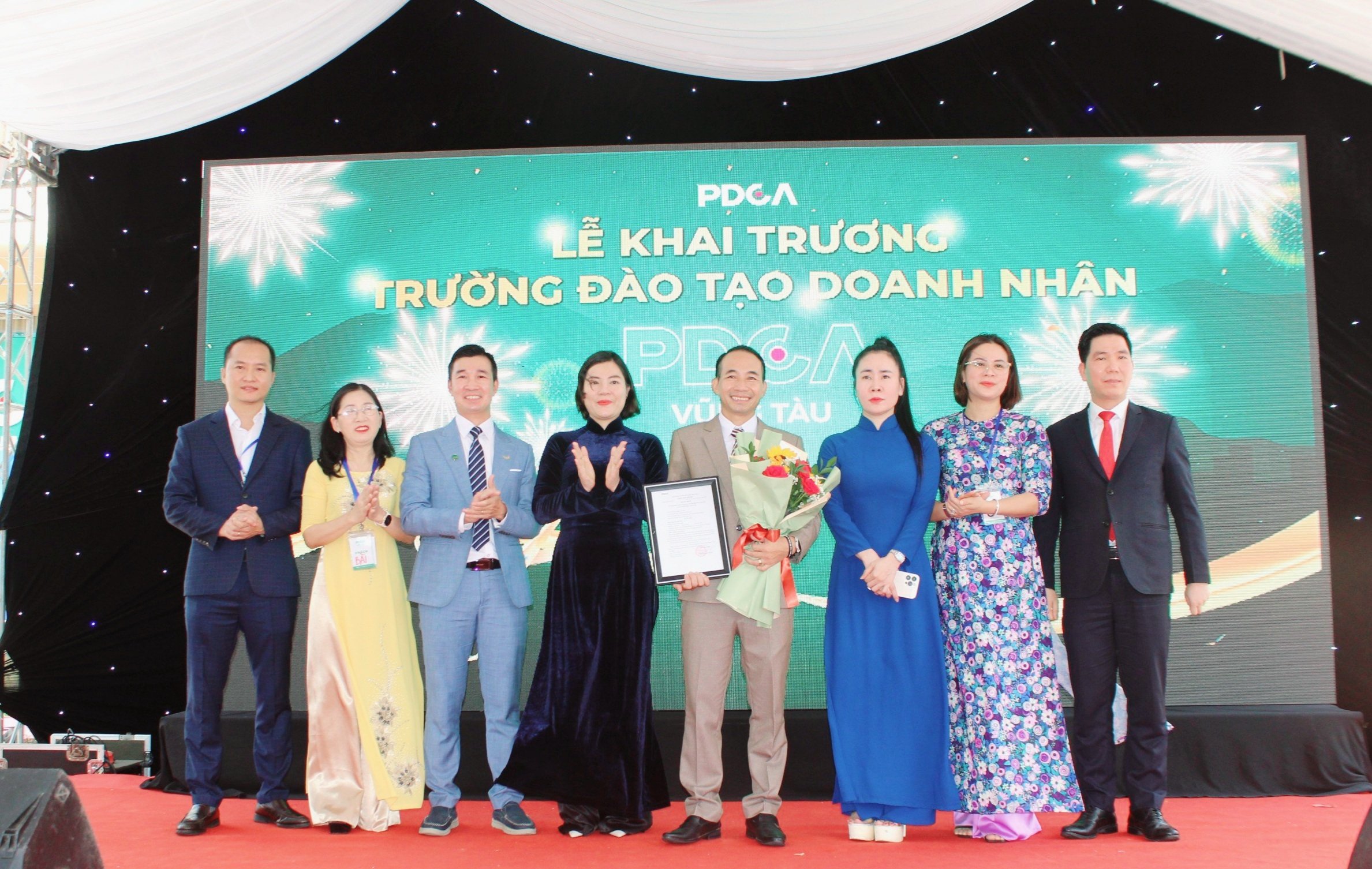 Ông Vũ Văn Thanh, Tổng giám đốc PDCA Vũng Tàu nhận Quyết định thành lập chi nhánh.