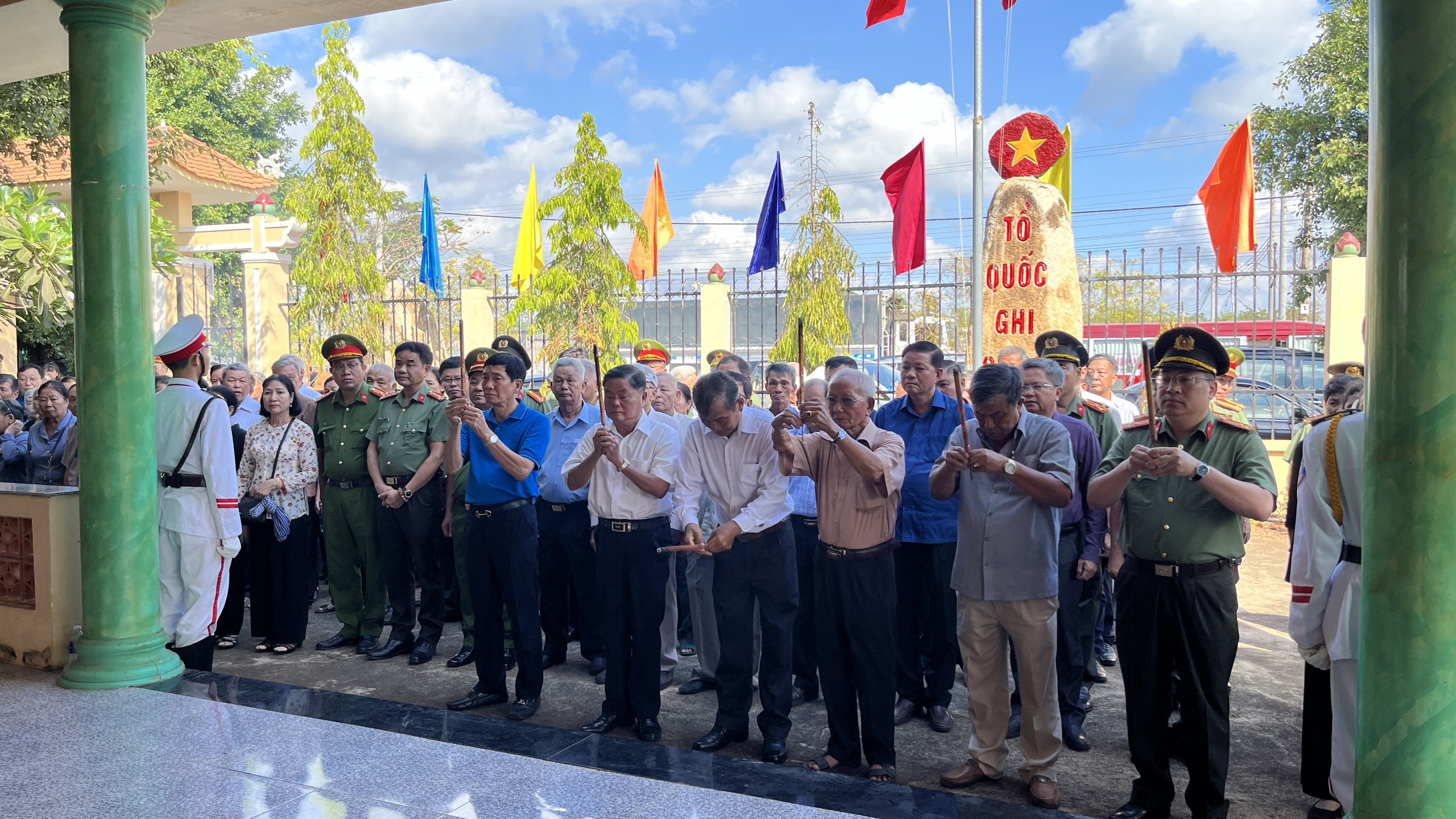 Hơn 200 đồng chí nguyên là cán bộ Ban Liên lạc lực lượng An ninh Bà Rịa - Long Khánh qua các thời kỳ đến thắp nhang tại khu tưởng niệm.