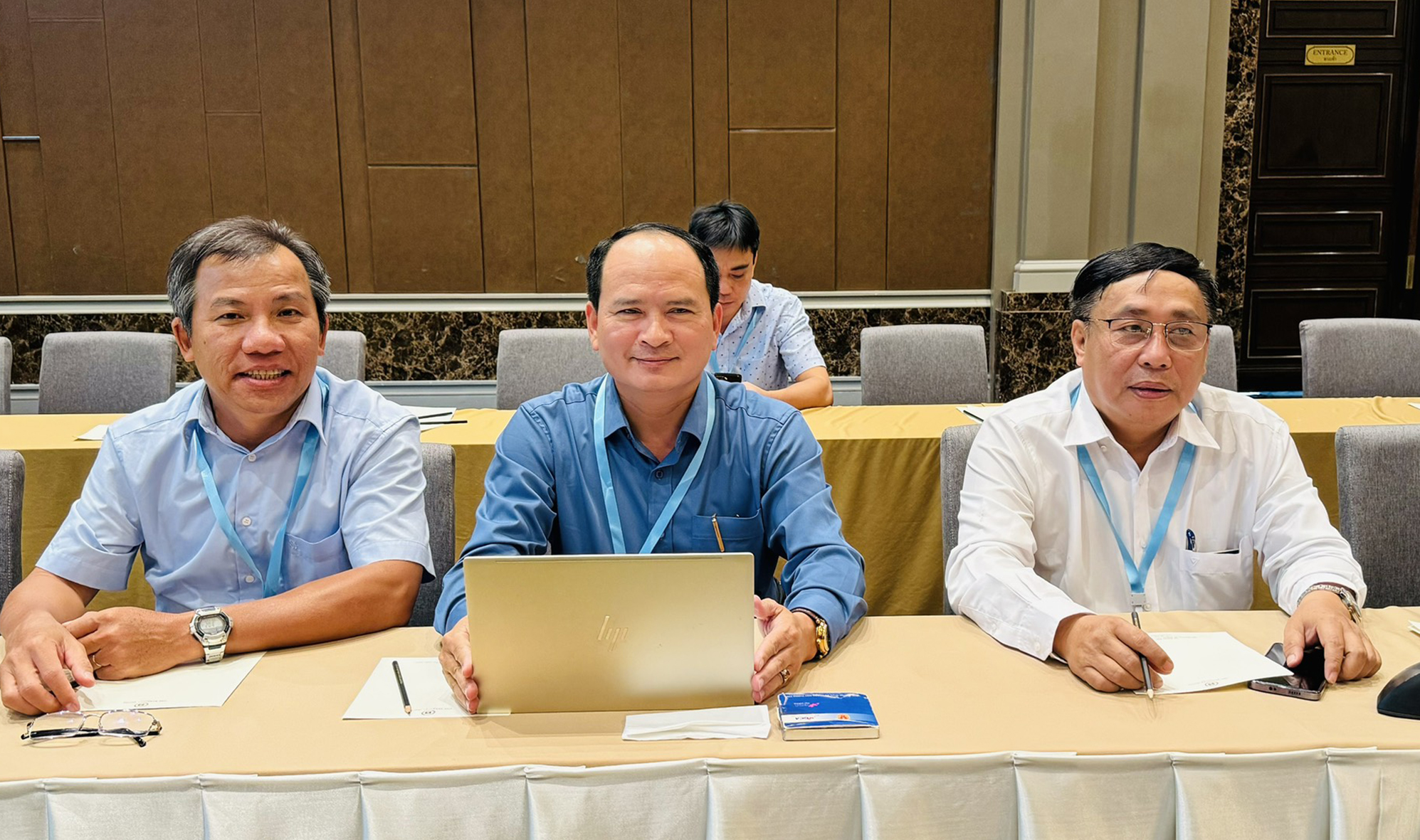 Ông Nguyễn Khắc Pho, Giám đốc VQGCĐ (giữa) tham dự và phát biểu tham luận tại Hội nghị khu vực lần 2 về Thập kỷ Đại dương và Hội nghị Khoa học biển quốc tế của UNESCO. 