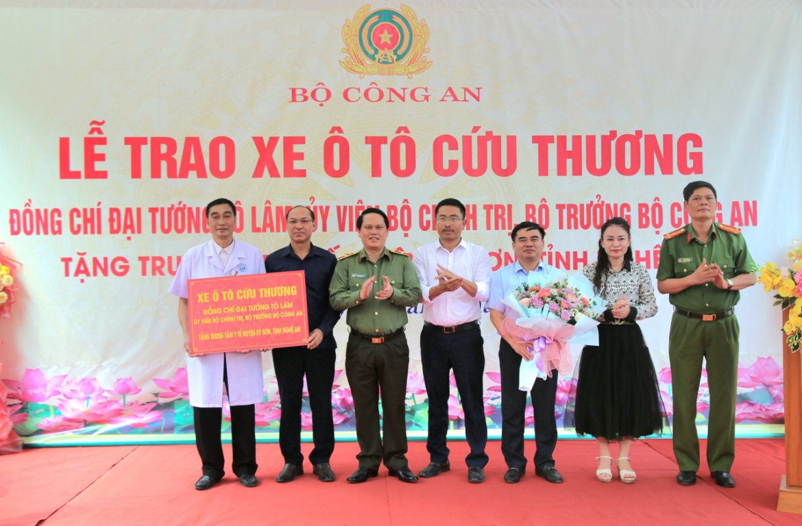 Thừa ủy quyền của Bộ trưởng Bộ Công an, đồng chí Thiếu tướng Bùi Quang Thanh, Ủy viên Ban Thường vụ Tỉnh ủy, Bí thư Đảng ủy, Giám đốc Công an tỉnh trao xe cứu thương tặng Trung tâm y tế huyện Kỳ Sơn